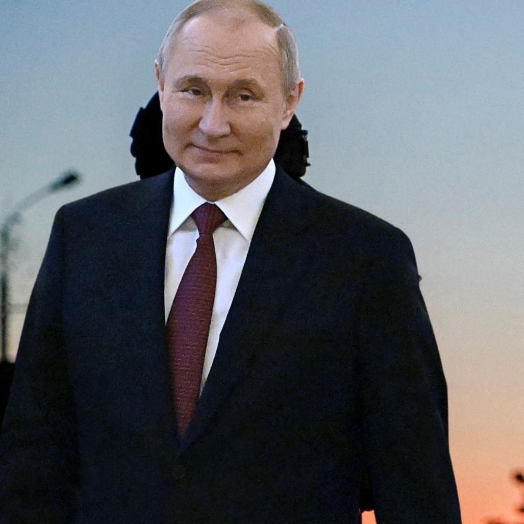 Putin führt seinen Kriegsgrund, die "Entnazifizierung der Ukraine" ad absurdum.