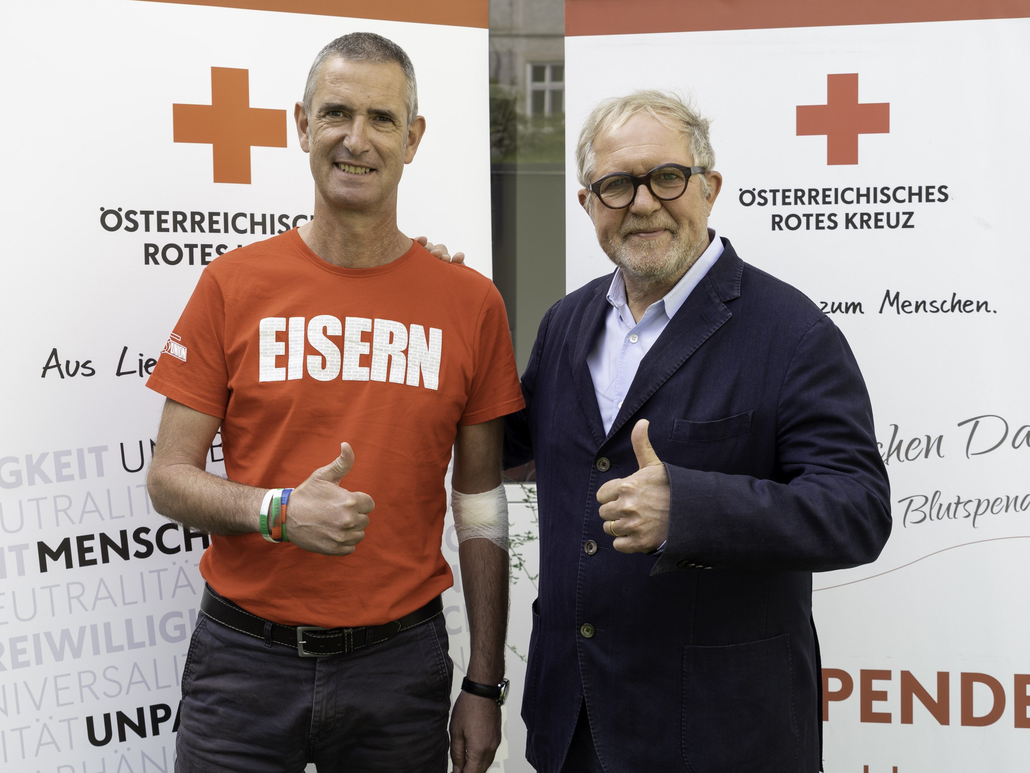 Harald Krassnitzer gratulierte Gerald Netzl zur 150. Blutspende.