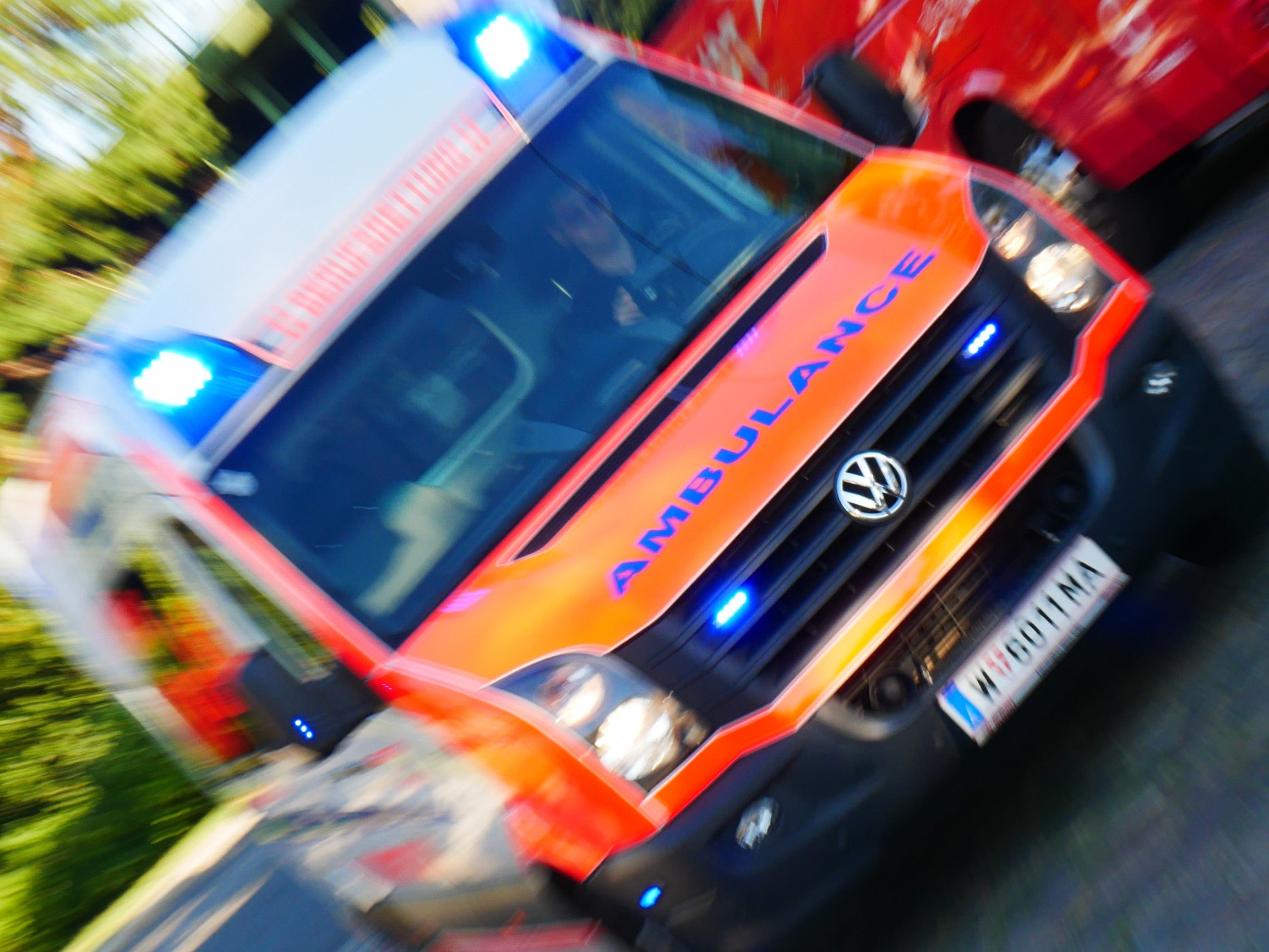 Die Wiener Berufsrettung versorgte die Frau am Unfallort. Die Wiener Berufsrettung versorgte die Frau am Unfallort.