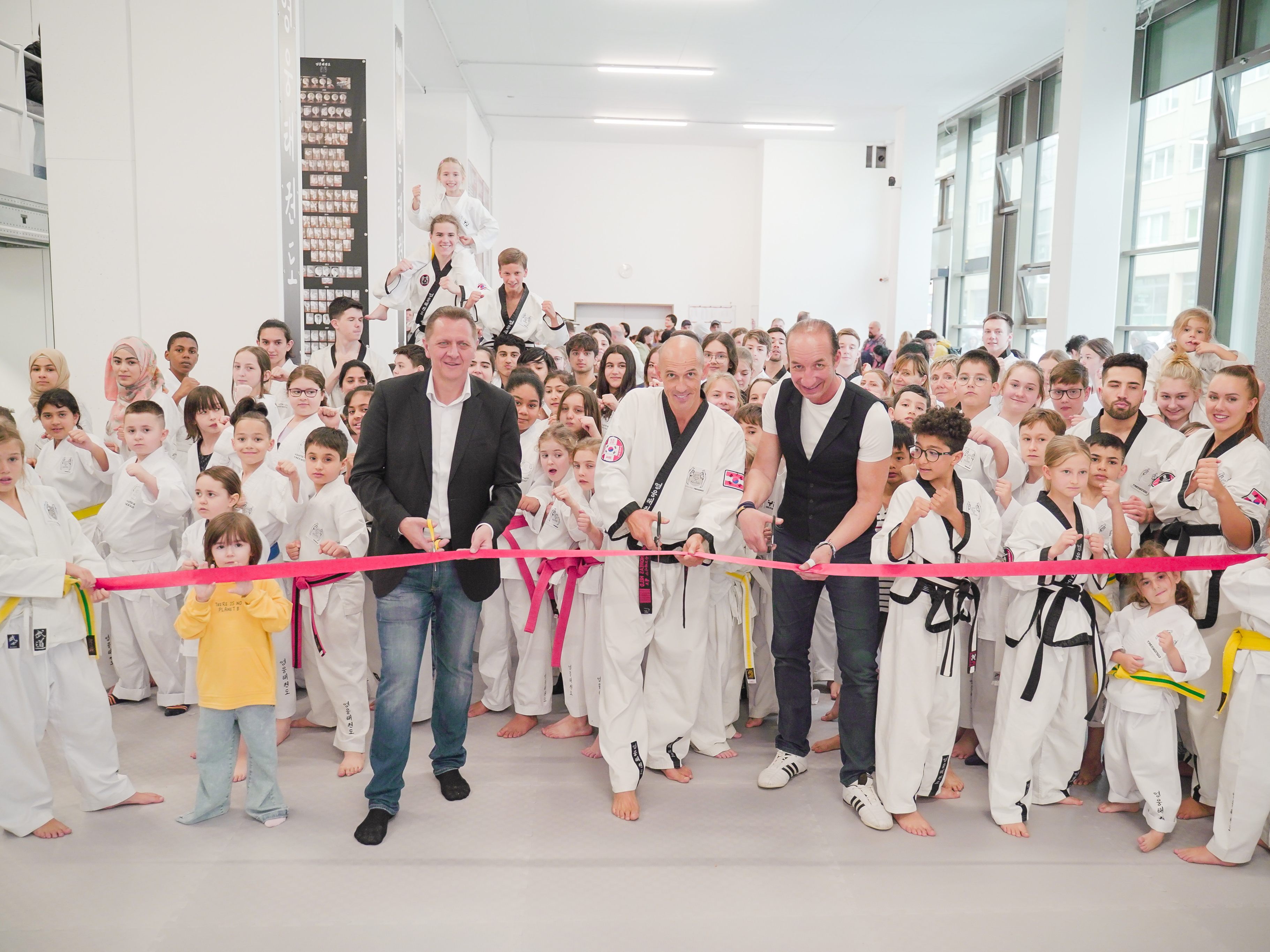 Bei der Eröffnung Österreichs größter Kampfsportschule in Wien gab es jede Menge Action. Bei der Eröffnung Österreichs größter Kampfsportschule in Wien gab es jede Menge Action.