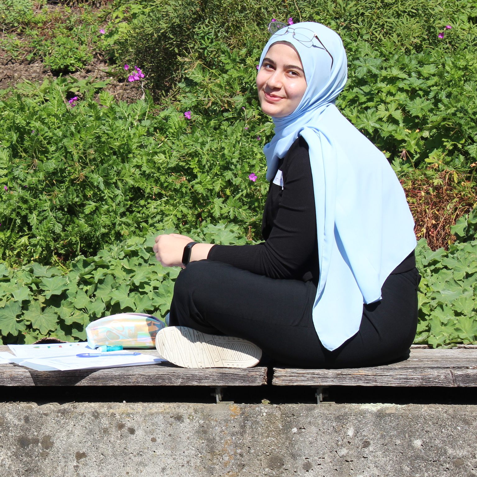 Khadiga Shekh Rashid (links) und Laurine Almohammad (rechts) beim gemeinsamen Lernen während eines Workshops in St. Arbogast.