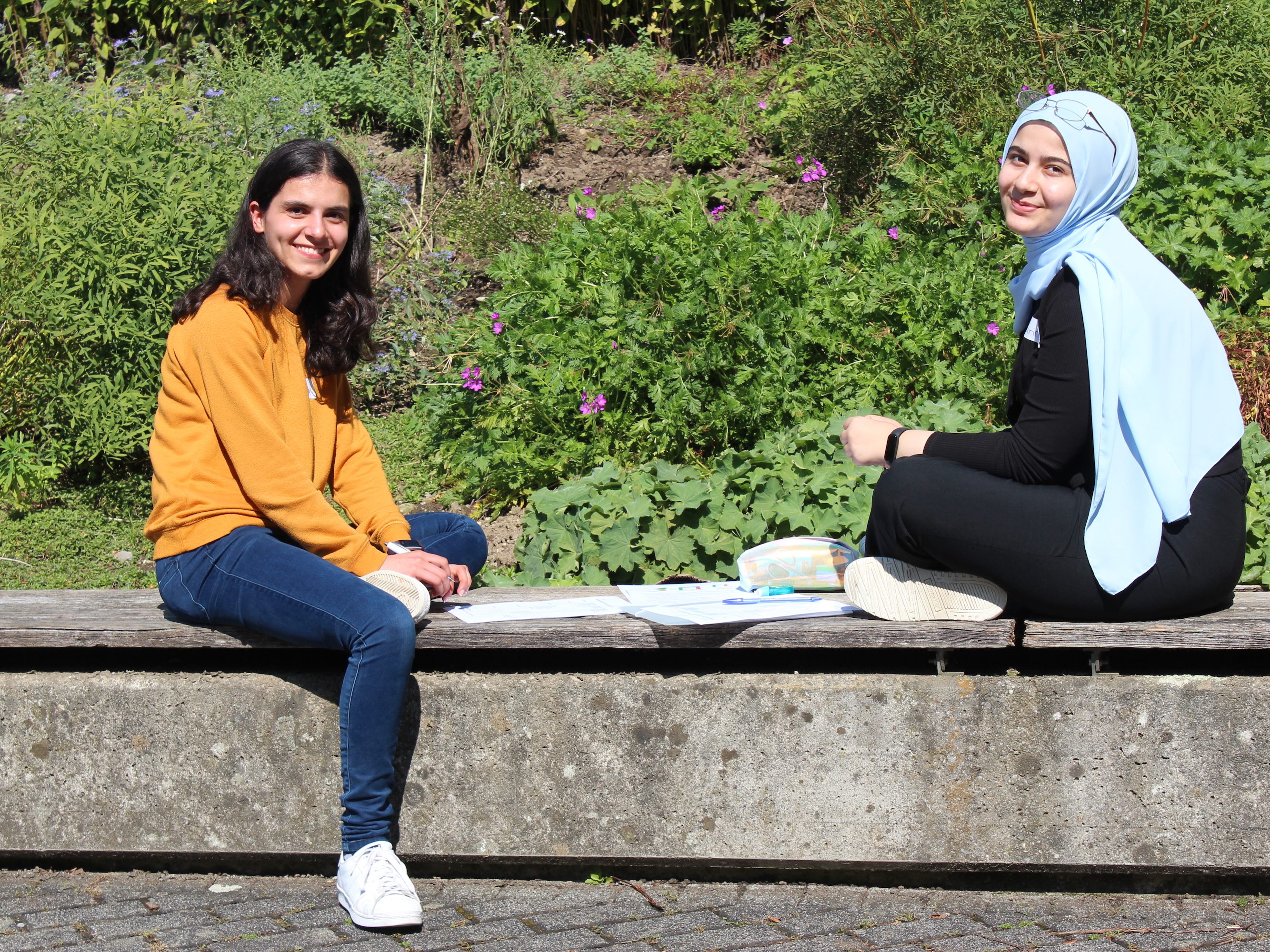 Khadiga Shekh Rashid (links) und Laurine Almohammad (rechts) beim gemeinsamen Lernen während eines Workshops in St. Arbogast.