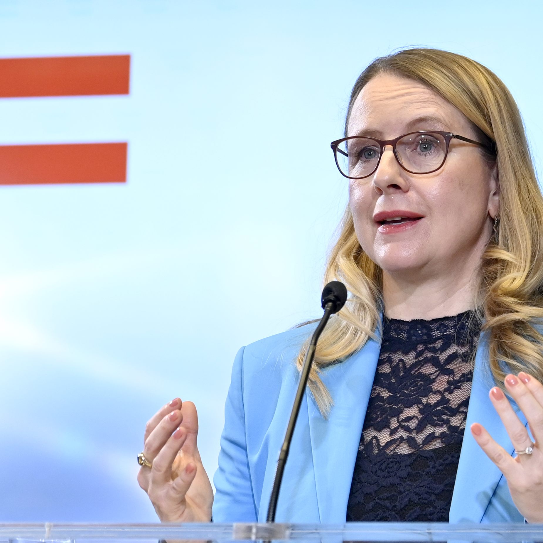 Wirtschaftsministerin Schramböck will auch auf Fracking setzen.