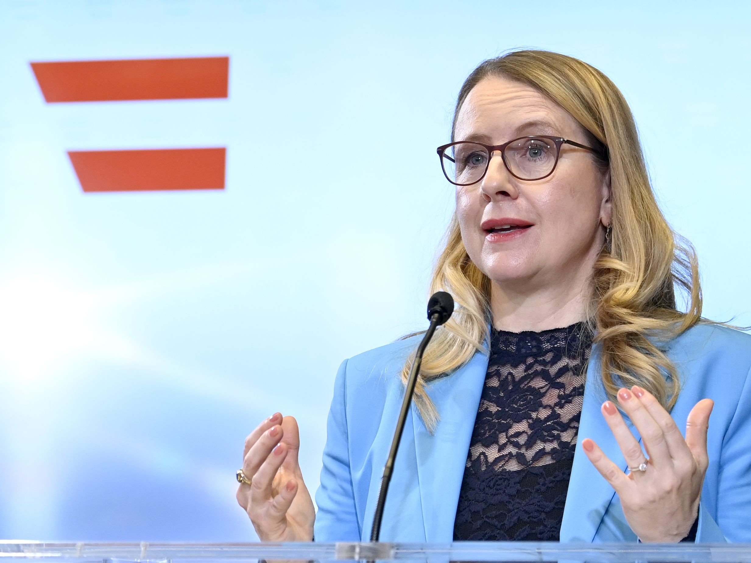 Wirtschaftsministerin Schramböck will auch auf Fracking setzen. Wirtschaftsministerin Schramböck will auch auf Fracking setzen.
