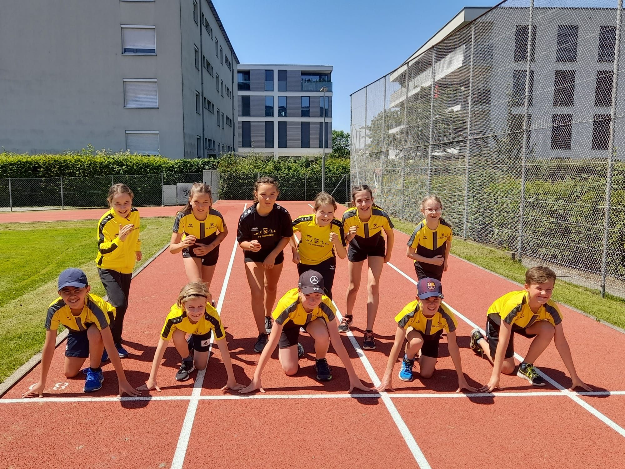 Strahlender Sonnenschein und gut gelaunte AthletInnen
