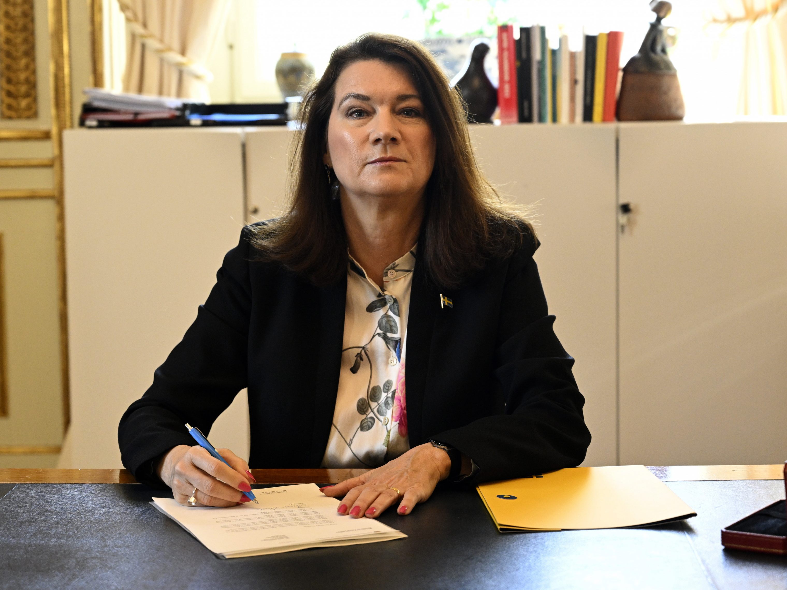 Schwedens Außenministerin Linde unterschreibt Nato-Mitgliedsantrag. Schwedens Außenministerin Linde unterschreibt Nato-Mitgliedsantrag.
