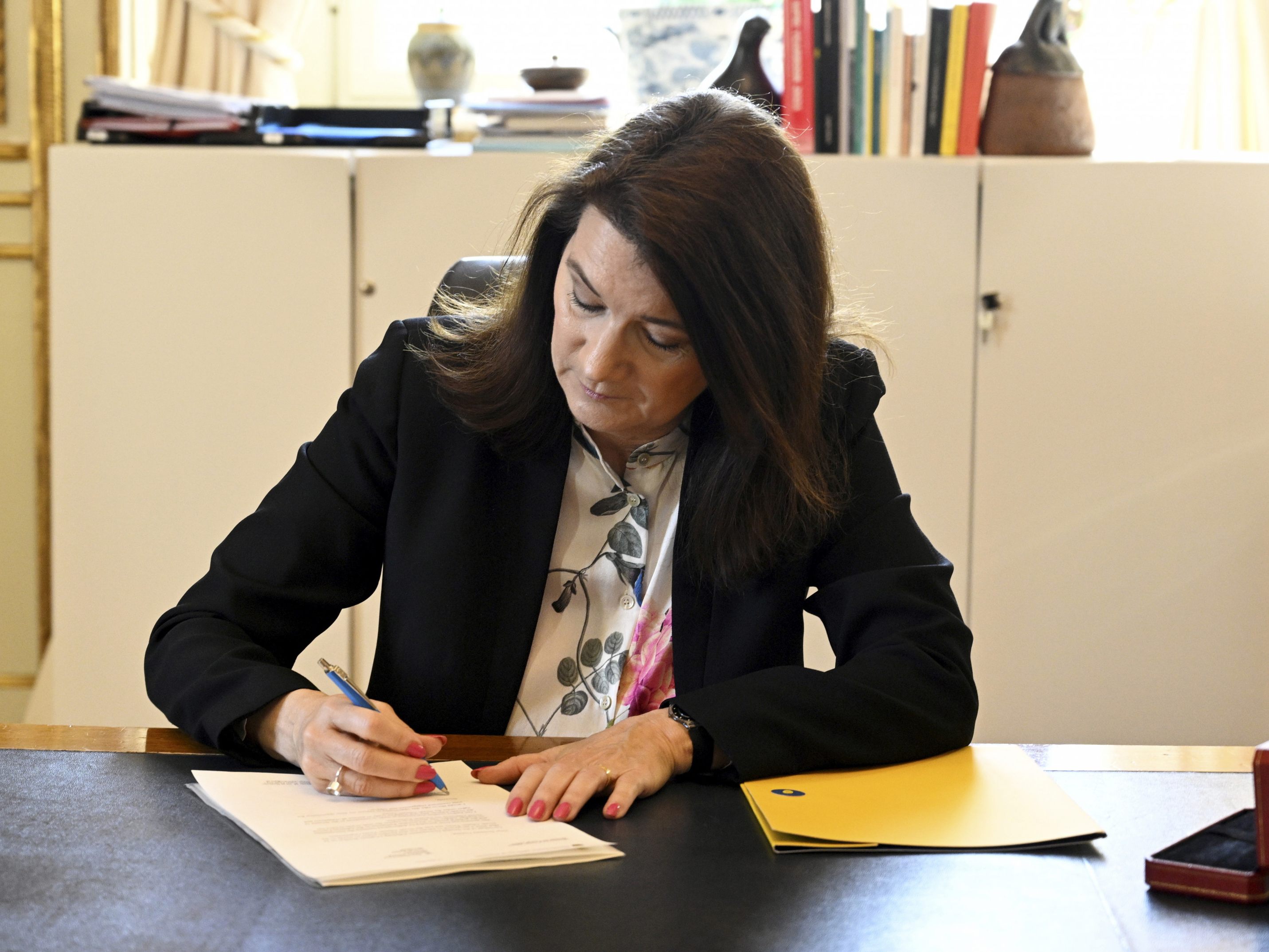 Schwedens Außenministerin unterzeichnet den Antrag für NATO-Beitritt Schwedens Außenministerin unterzeichnet den Antrag für NATO-Beitritt