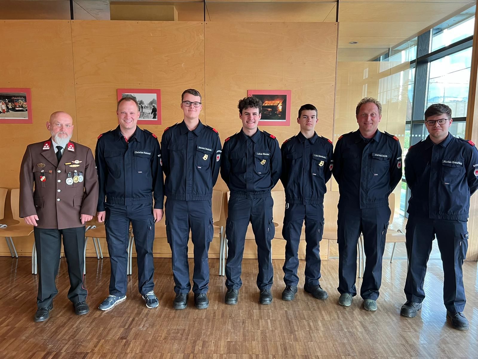 Die erfolgreichen Teilnehmer der Feuerwehr Lauterach mit Kommando, Trainer und Bewerter Die erfolgreichen Teilnehmer der Feuerwehr Lauterach mit Kommando, Trainer und Bewerter