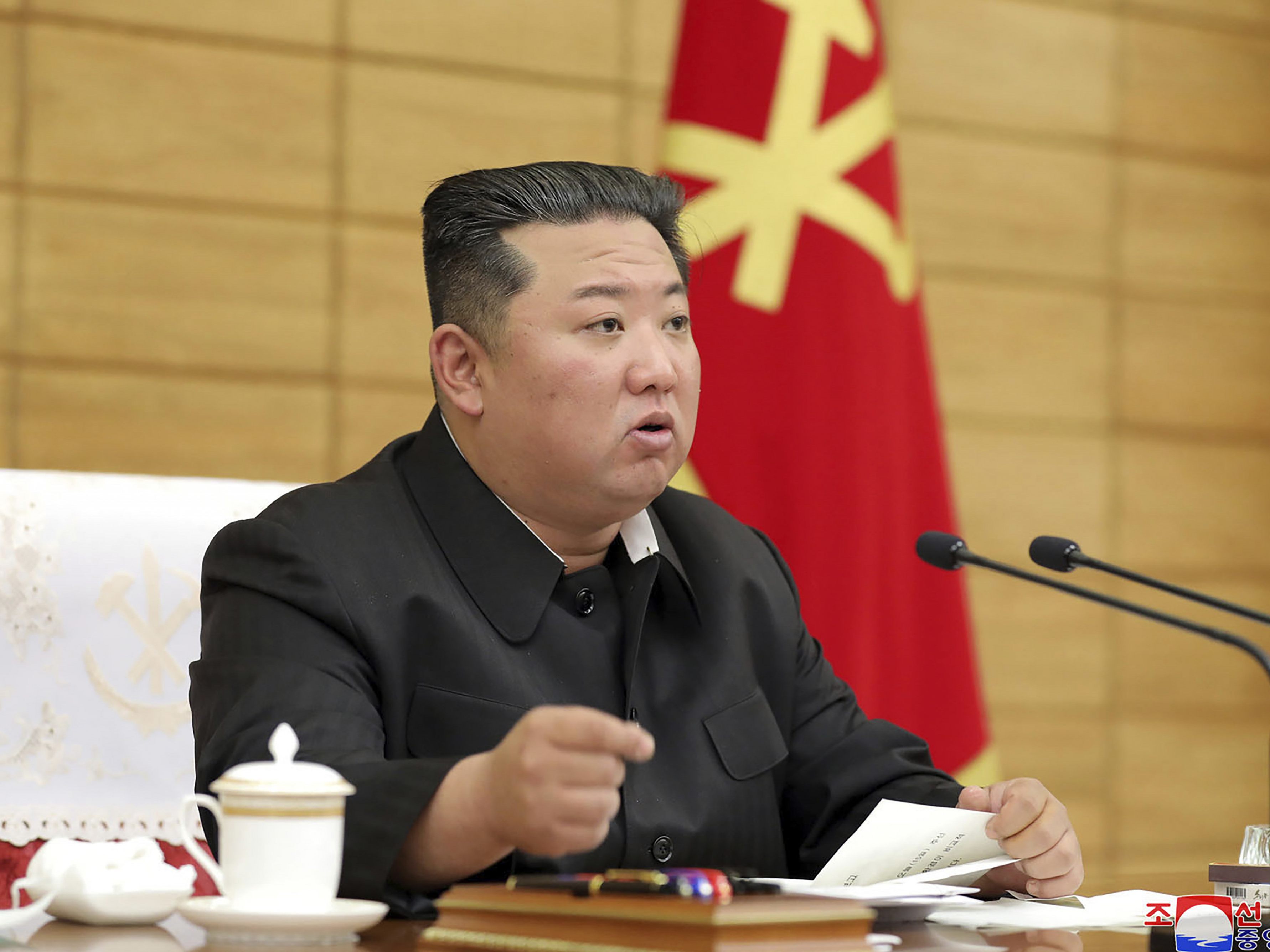 Kim Jong Un weist das Militär in Nordkorea an, die Versorgung mit Corona-Medikamenten in der Hauptstadt Pjöngjang sicherzustellen.