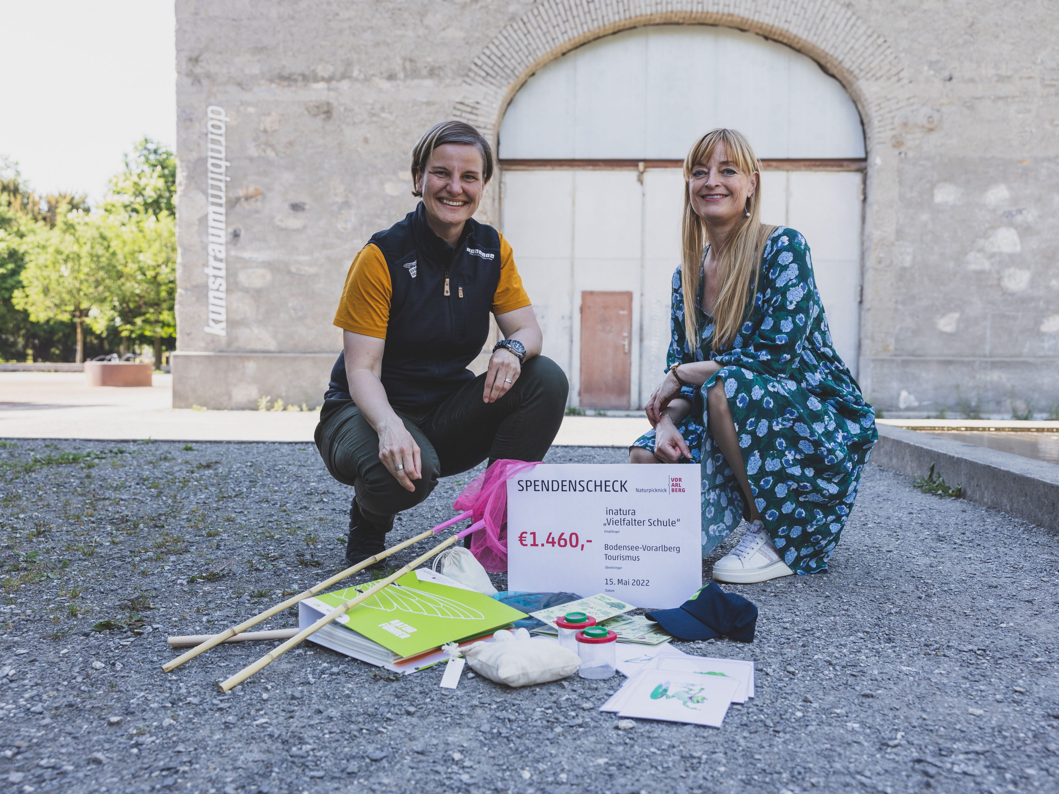 Den Erlös der „Vorarlberger Naturpicknicks“ spendet Bodensee-Vorarlberg Tourismus der inatura Dornbirn. Im Bild: Ruth Swoboda (Direktorin der inatura) und Sabine Spiegel (Bodensee-Vorarlberg Tourismus) Den Erlös der „Vorarlberger Naturpicknicks“ spendet Bodensee-Vorarlberg Tourismus der inatura Dornbirn. Im Bild: Ruth Swoboda (Direktorin der inatura) und Sabine Spiegel (Bodensee-Vorarlberg Tourismus)