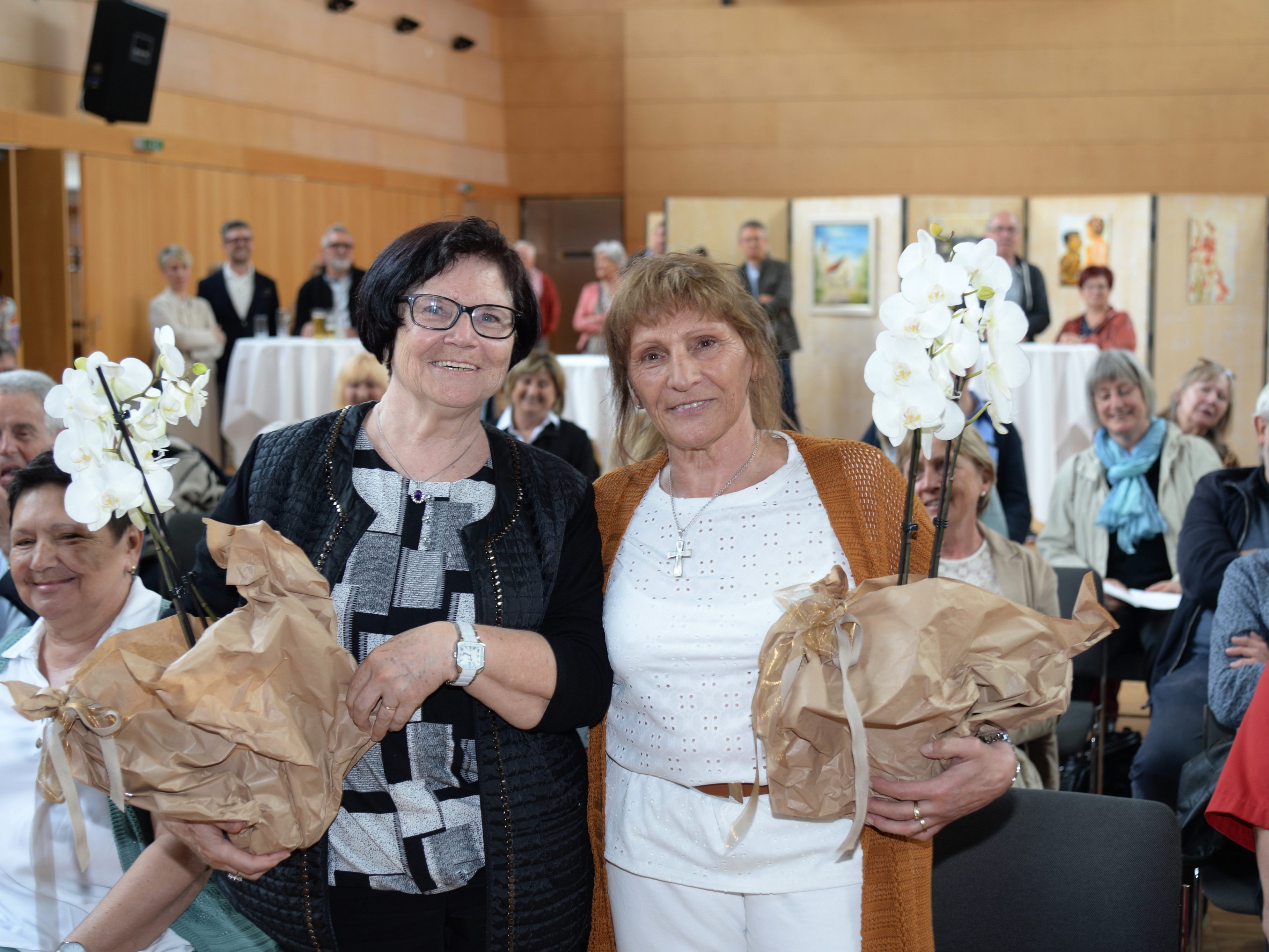 Wilma Knass und Krimhild Bickel bei der Ausstellungseröffnung in Mäder