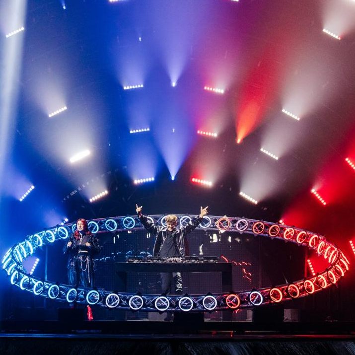 LUM!X und Pia Maria performen im "Halo" mit einer powervollen Lichtshow.