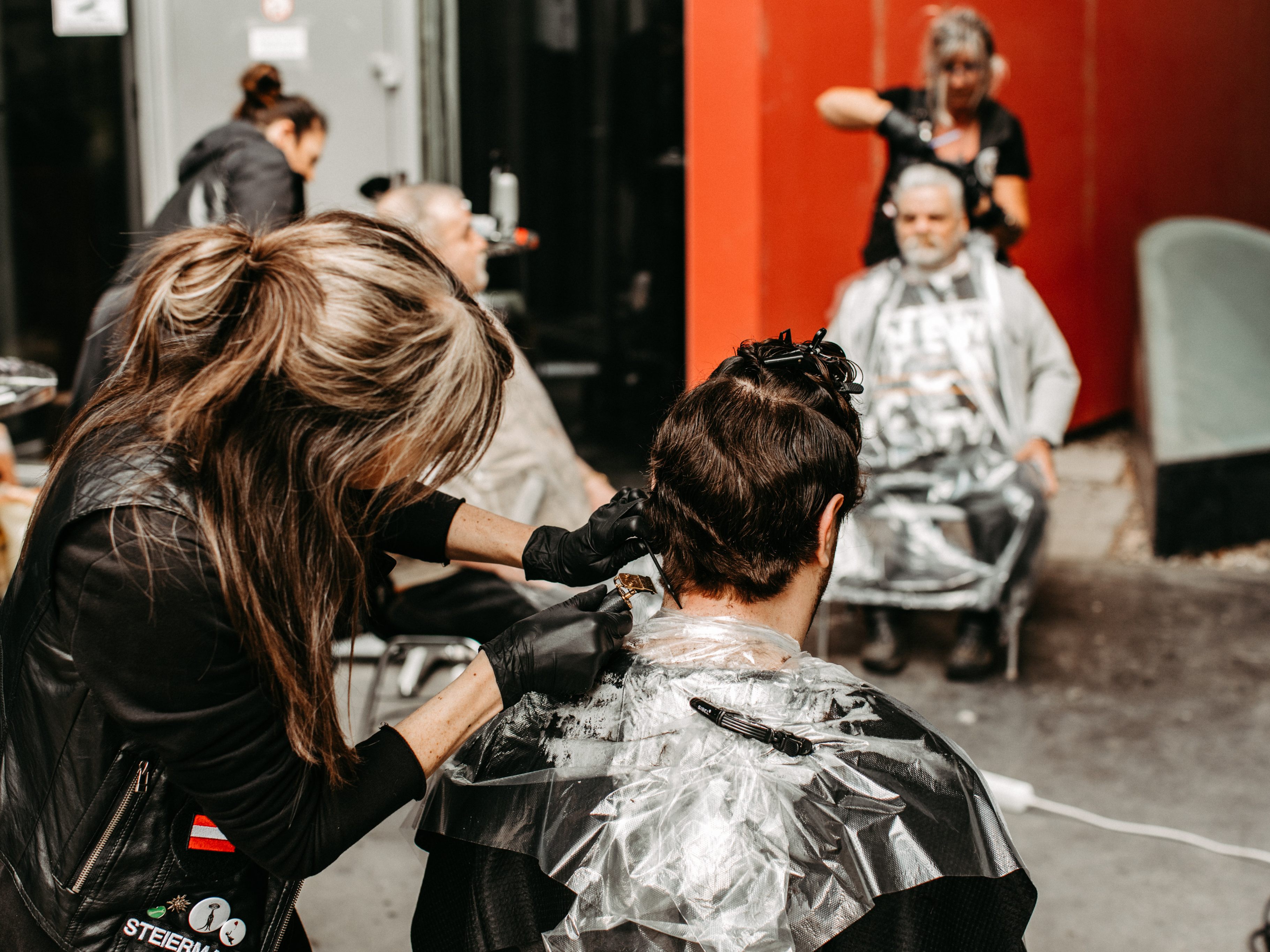 Gratis Haarschnitt für Menschen, die sich Friseurbesuch nicht leisten können. Gratis Haarschnitt für Menschen, die sich Friseurbesuch nicht leisten können.