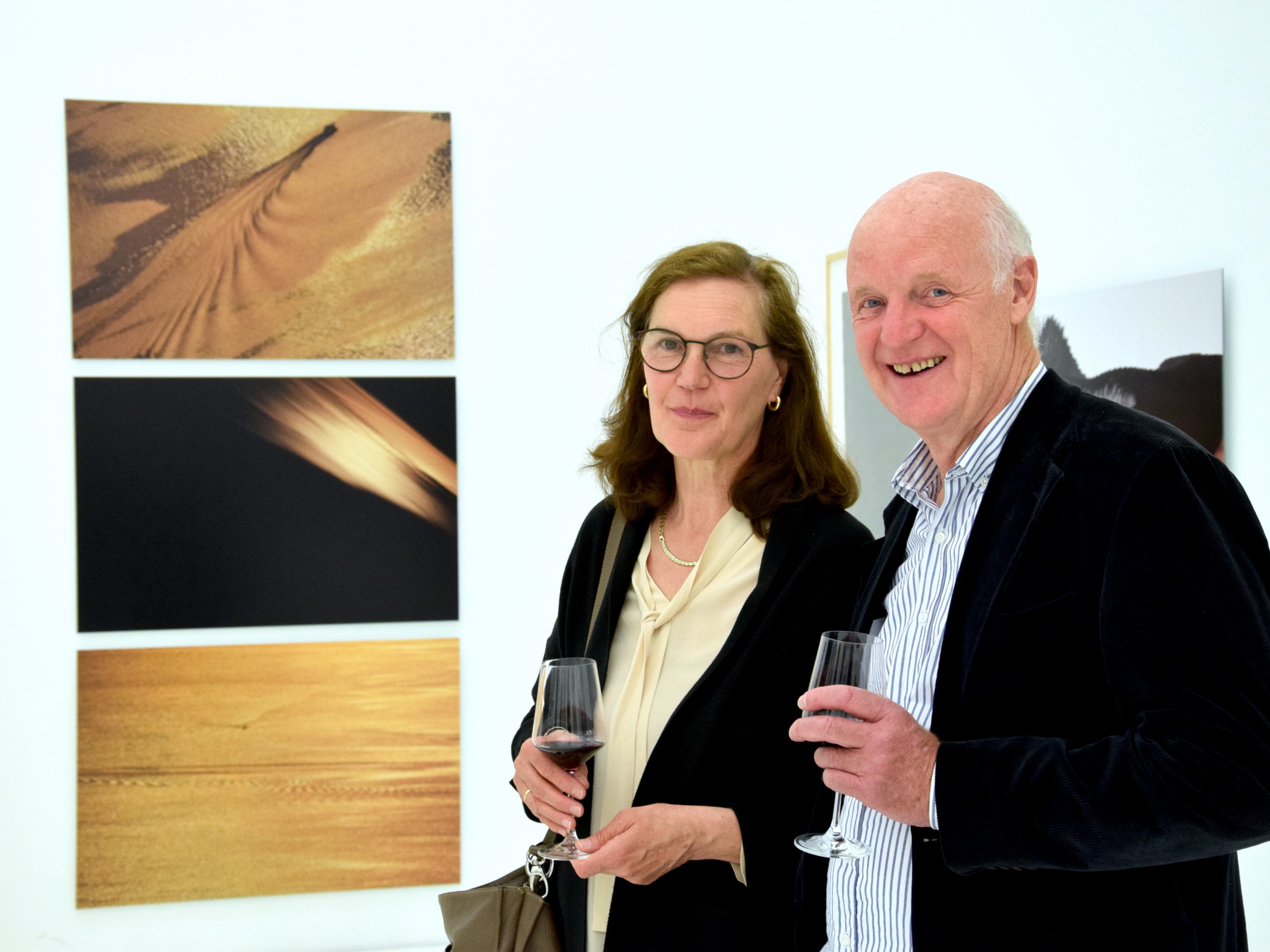 Künstler Hermann Präg mit Ehefrau Manuela und seinen Kunstwerken "Gold 1", "Gold 2" und "Gold 3" Künstler Hermann Präg mit Ehefrau Manuela und seinen Kunstwerken "Gold 1", "Gold 2" und "Gold 3"