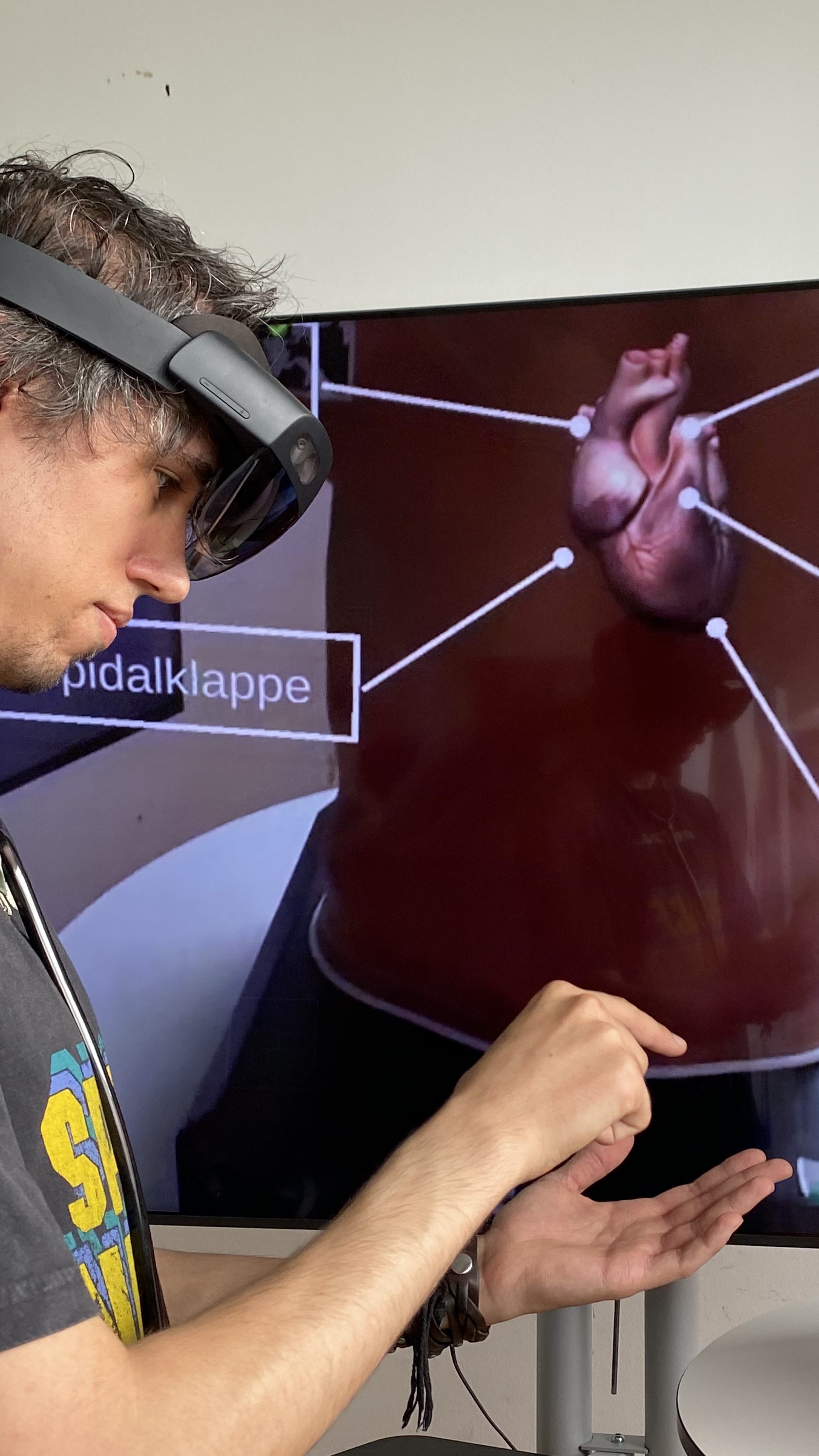 Nino Brugger demonstriert das Trainingstool.