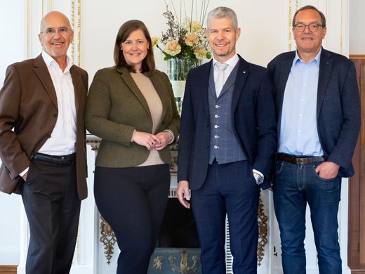 vlnr: Thomas Bitsche (Obmann Verein Villa Falkenhorst) Verena Burtscher (Geschäftsführerin Villa Falkenhorst) Thomas Schreiber (Vorstandsdirektor Sparkasse Bludenz) Arno Sprenger (Leiter Marketing Sparkasse Bludenz