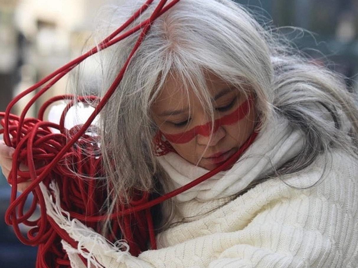 Aiko Kazuko Kurosaki eröffnet das tanz ist Festival mit einer Performance auf dem Dornbirner Marktplatz. Aiko Kazuko Kurosaki eröffnet das tanz ist Festival mit einer Performance auf dem Dornbirner Marktplatz.