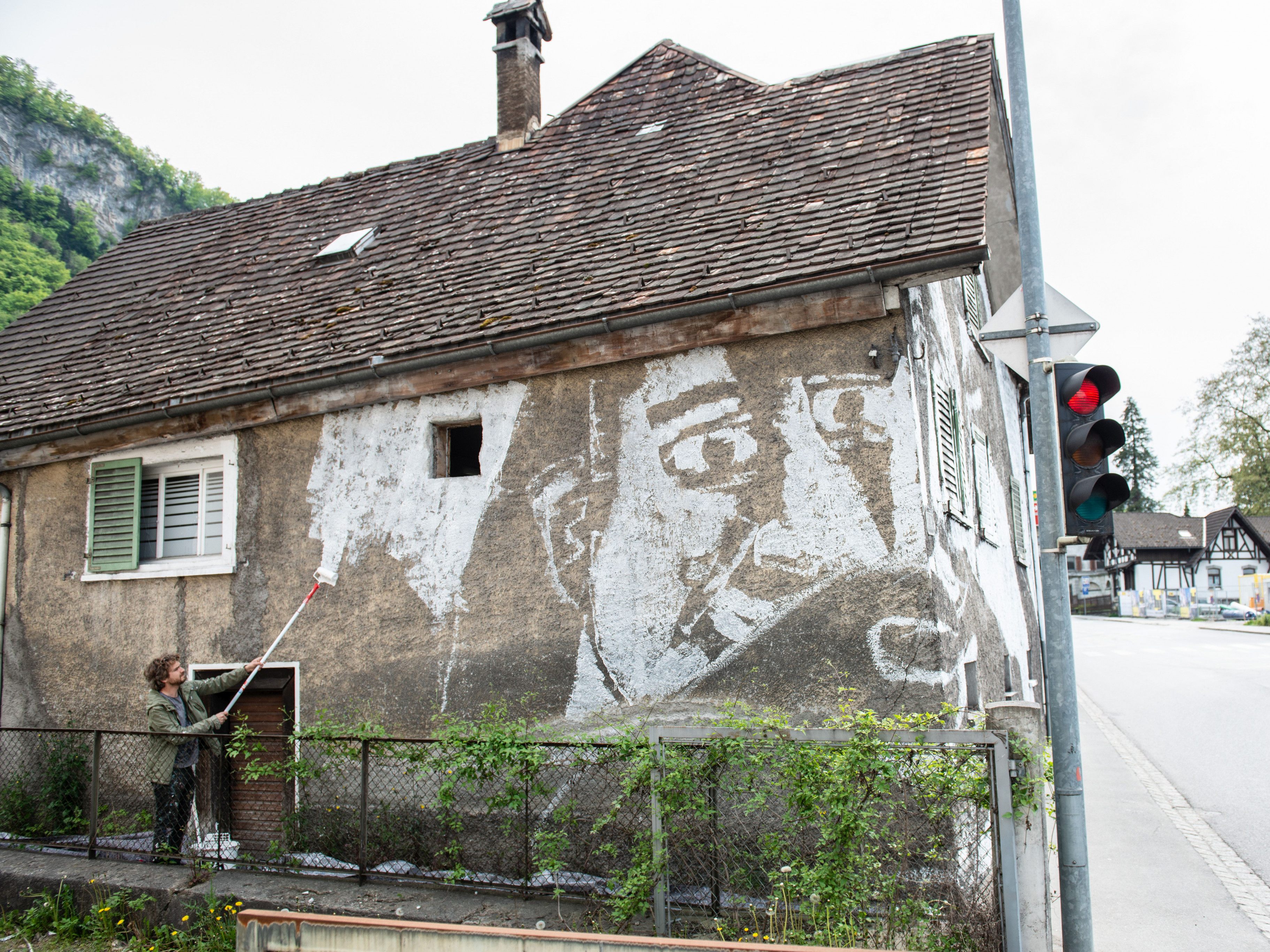 Die Lage des Hauses ermöglicht Passant:innen und Autofahrer:innen einen leichten Zugang zur Kunst. Die Lage des Hauses ermöglicht Passant:innen und Autofahrer:innen einen leichten Zugang zur Kunst.
