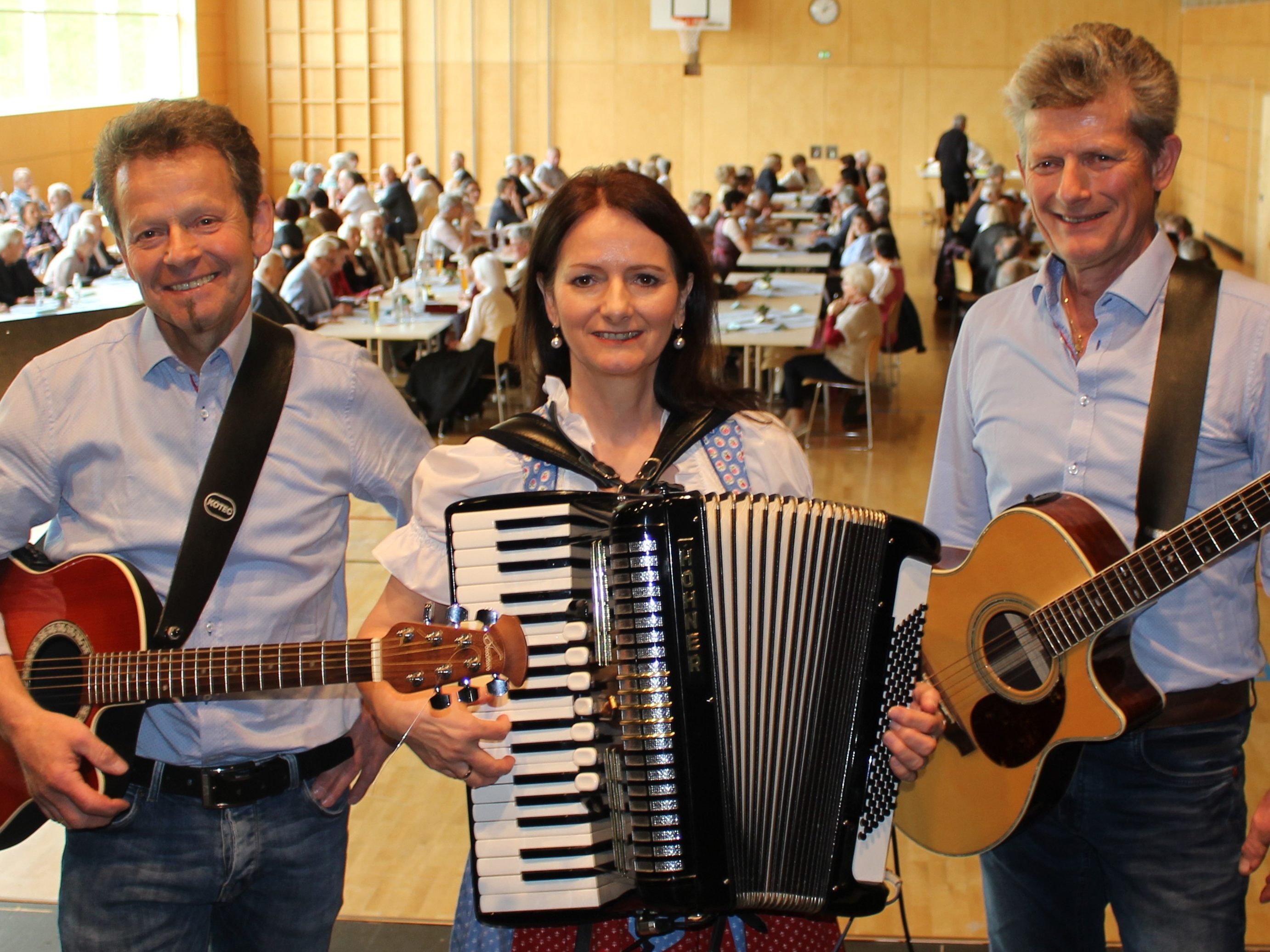 Tone, Ursula und Jakob Fink spielten zur Verabschiedung von "Wäldertanz-Erfinder" Othmar Moosbrugger im Lingenauer Wäldersaal auf.