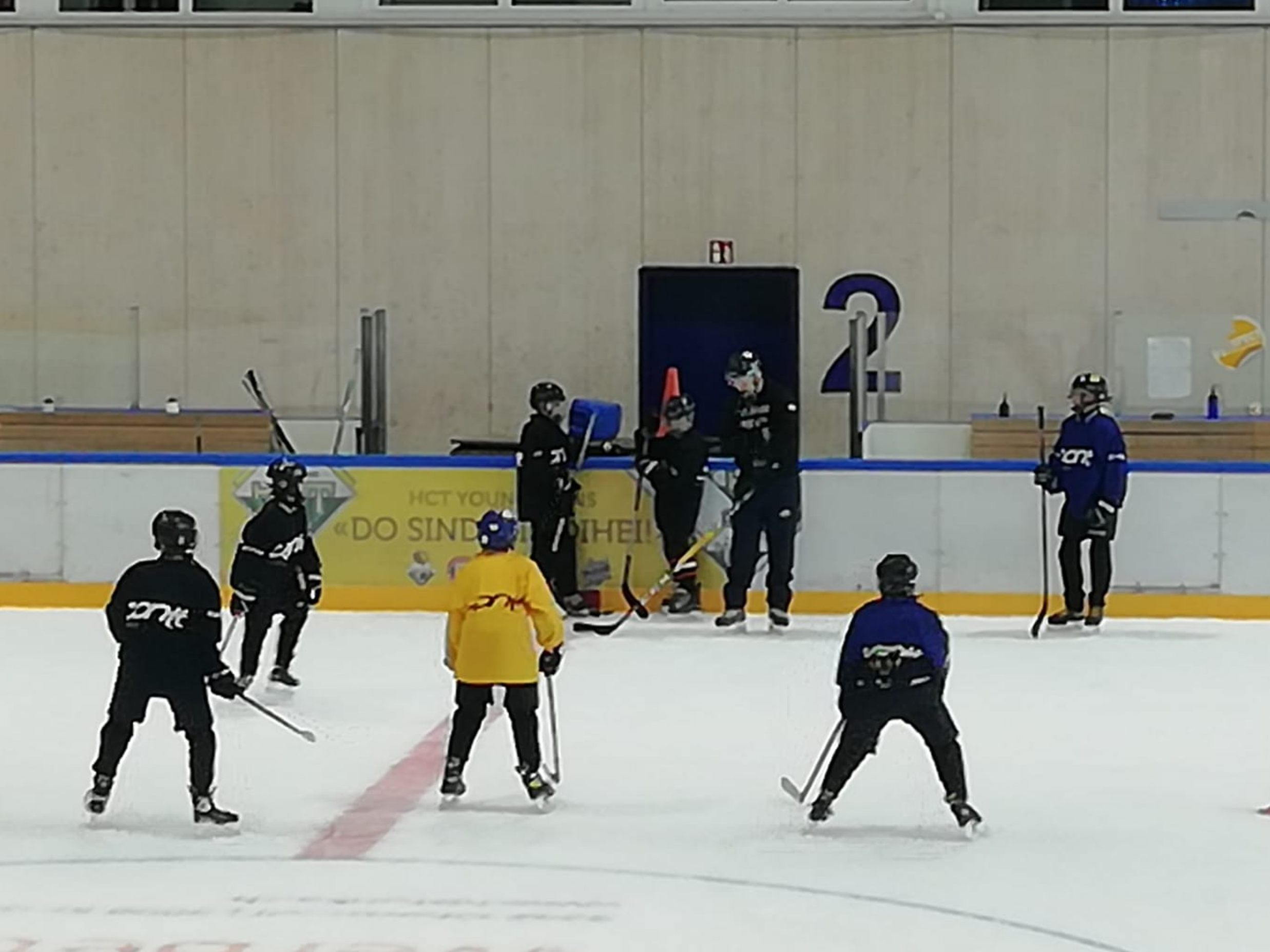 Die jungen Hockeycracks waren mit vollem Engagement beim ersten Eistraining dabei Die jungen Hockeycracks waren mit vollem Engagement beim ersten Eistraining dabei