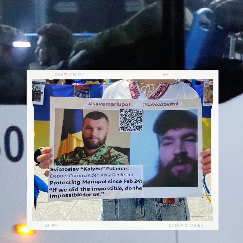 Ukrainische Soldaten verlassen das Gelände des Asow-Stahlwerks in Mariupol..