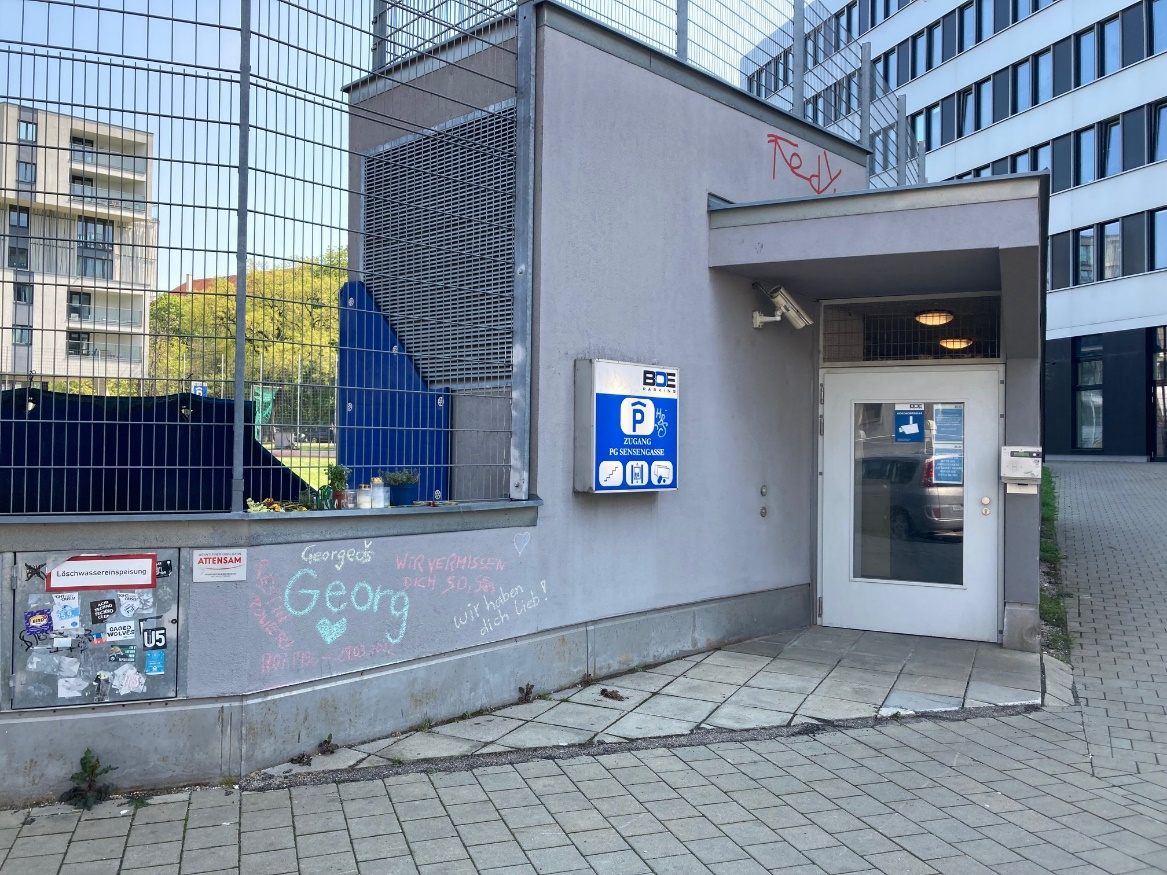 Vor einem Garagenabgang in der Spitalgasse 12 wurde der Mann reglos aufgefunden. Vor einem Garagenabgang in der Spitalgasse 12 wurde der Mann reglos aufgefunden.