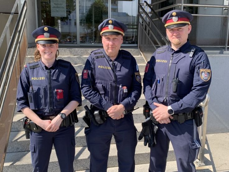 Polizei Aspirantin Jasmin J., Gruppeninspektor Günther W. und Inspektor Jürgen S. wurden zu Lebensrettern. Polizei Aspirantin Jasmin J., Gruppeninspektor Günther W. und Inspektor Jürgen S. wurden zu Lebensrettern.