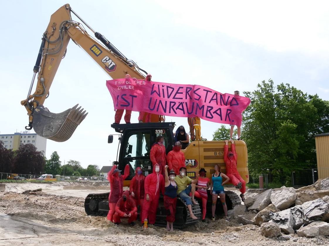 Aktivisten der Lobaubleibt-Bewegung blockierten am Donnerstag erneut die Bauarbeiten der Stadtautobahn in der Wiener Donaustadt. Aktivisten der Lobaubleibt-Bewegung blockierten am Donnerstag erneut die Bauarbeiten der Stadtautobahn in der Wiener Donaustadt.