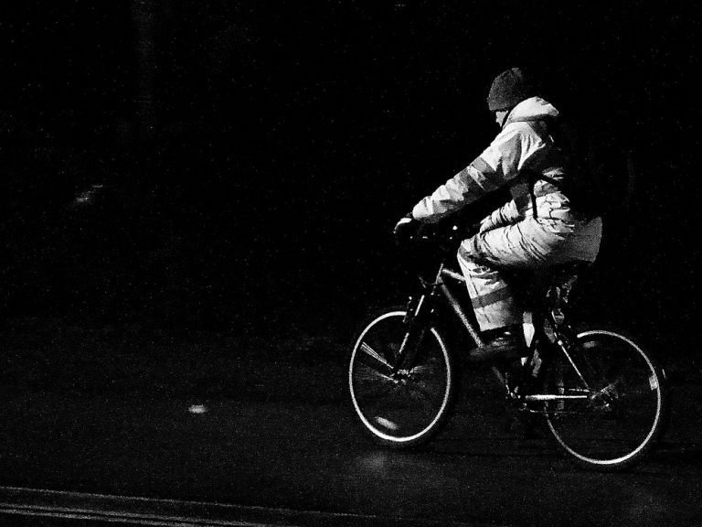 Ein betrunkener Radfahrer ging auf einen Polizisten los