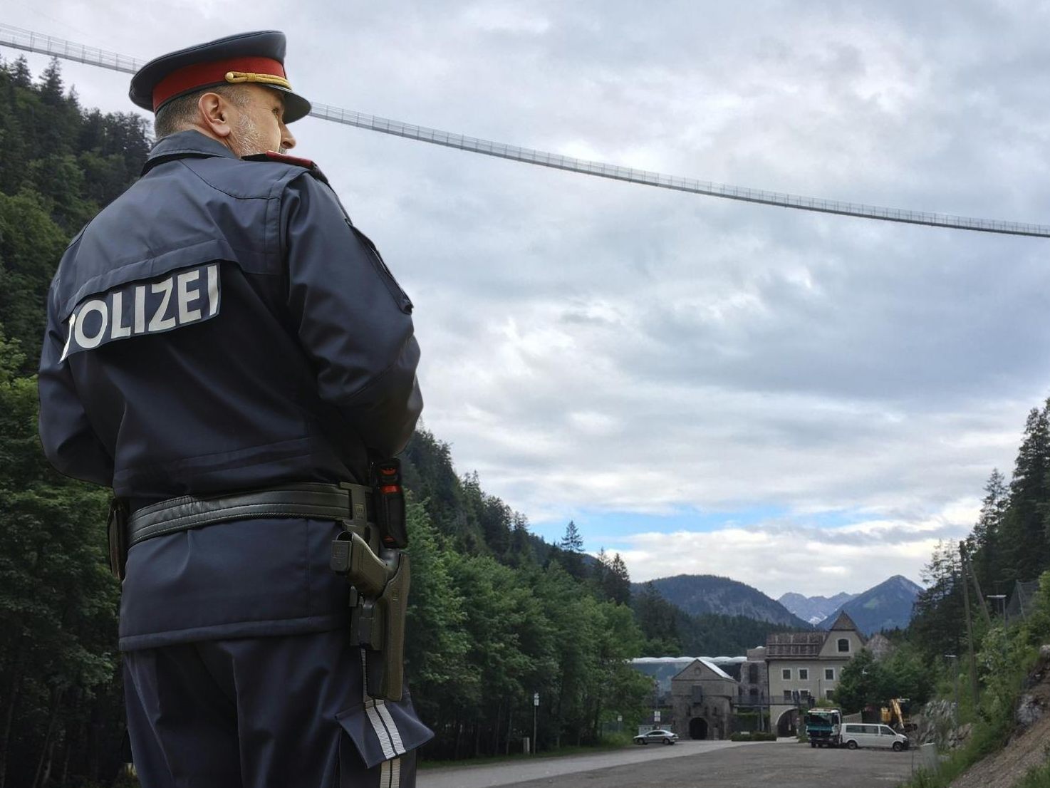 17-Jährige wurde tot im Auto aufgefunden - Mutmaßlicher Täter stürzte sich von Hängebrücke. 17-Jährige wurde tot im Auto aufgefunden - Mutmaßlicher Täter stürzte sich von Hängebrücke.
