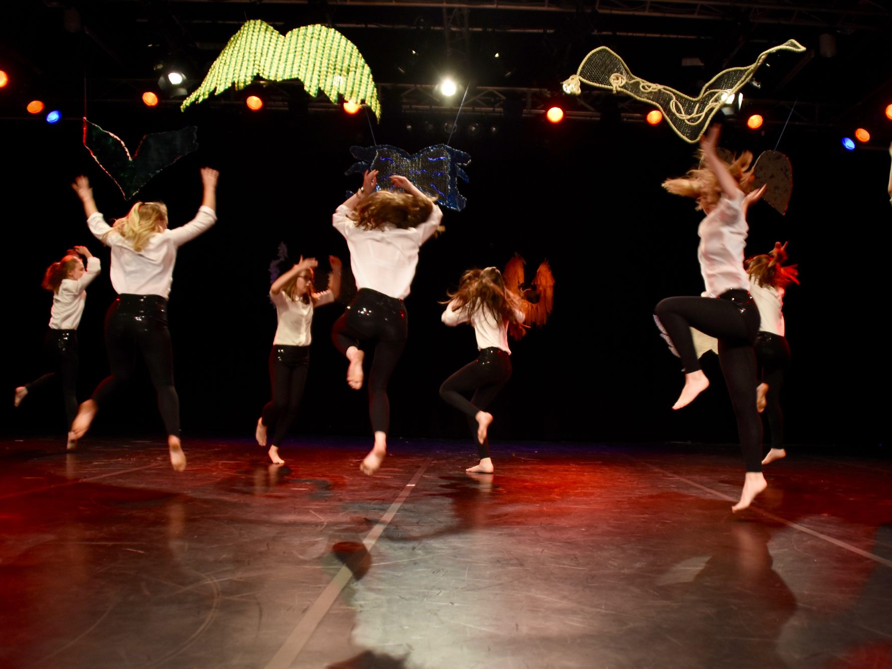 Tanz dich quer durch die Tanzklassen! Am 7. Mai Workshops für Kids & Teens Tanz dich quer durch die Tanzklassen! Am 7. Mai Workshops für Kids & Teens