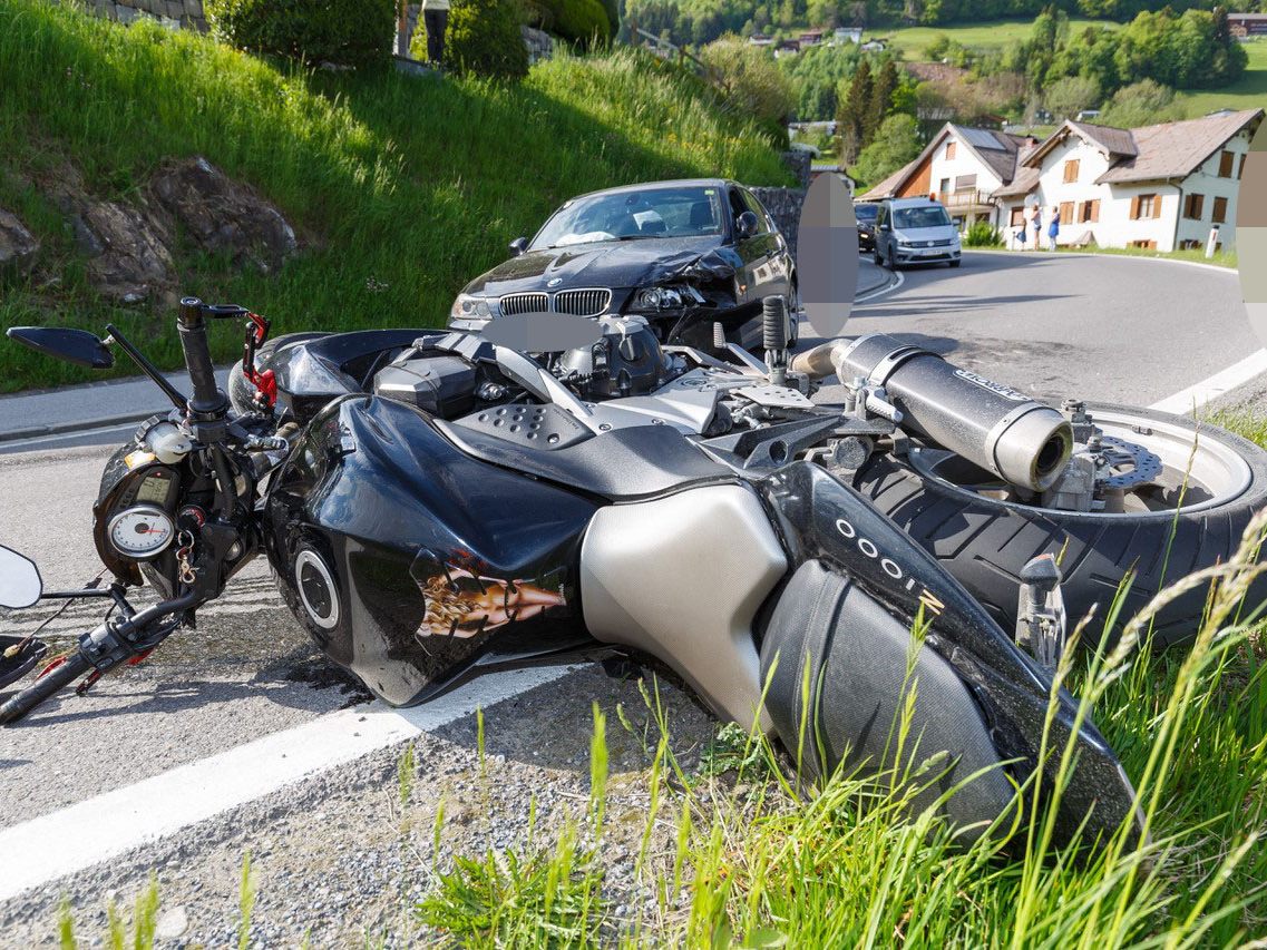 Ein 47-jähriger Motorradlenker wurde bei dem Unfall verletzt.