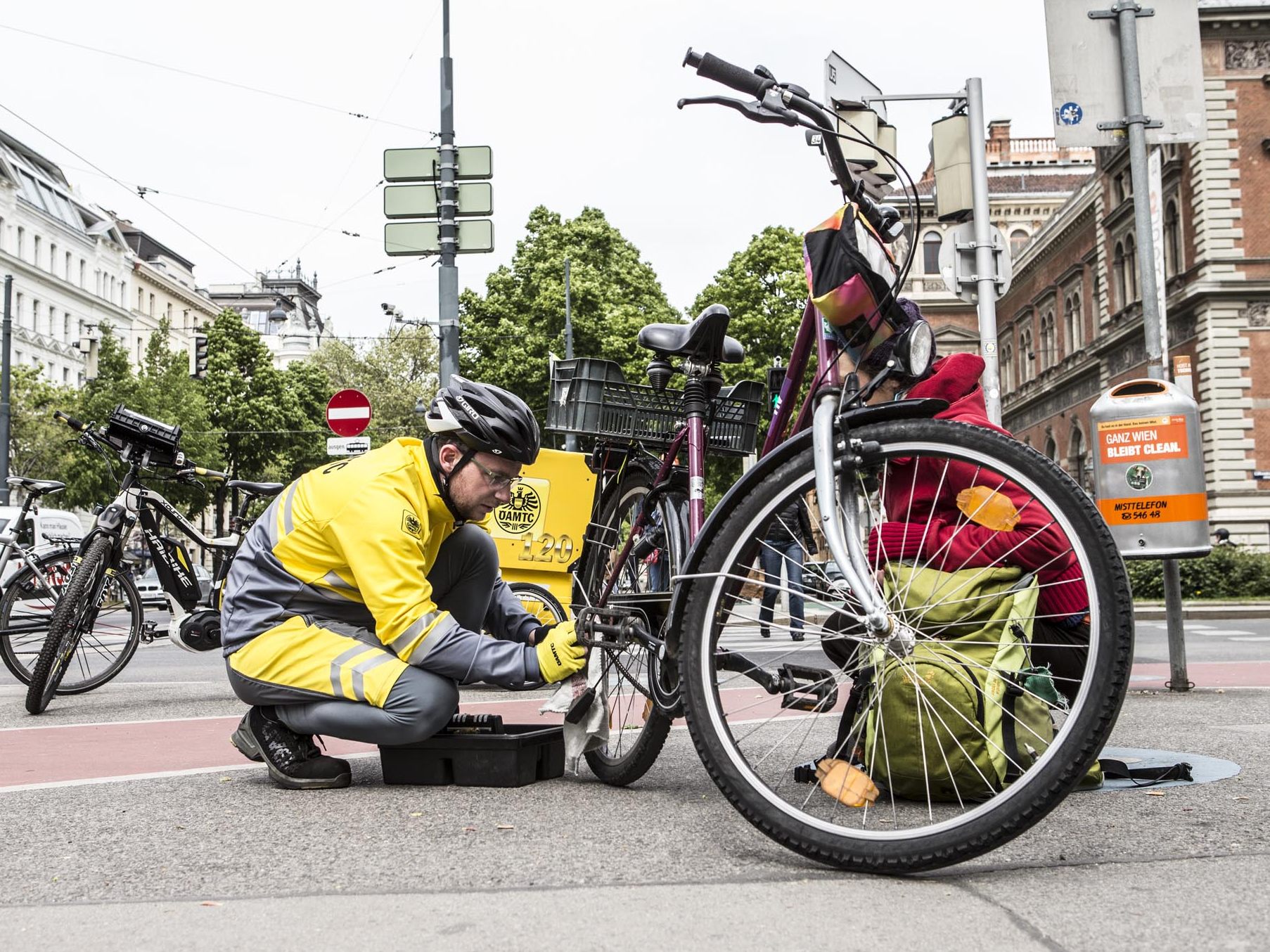 Die ÖAMTC-Pannenhelfer sind in der Wiener Innenstadt ab 2. Mai 2022 teilweise mit E-Bikes und Lastenrädern unterwegs. Die ÖAMTC-Pannenhelfer sind in der Wiener Innenstadt ab 2. Mai 2022 teilweise mit E-Bikes und Lastenrädern unterwegs.