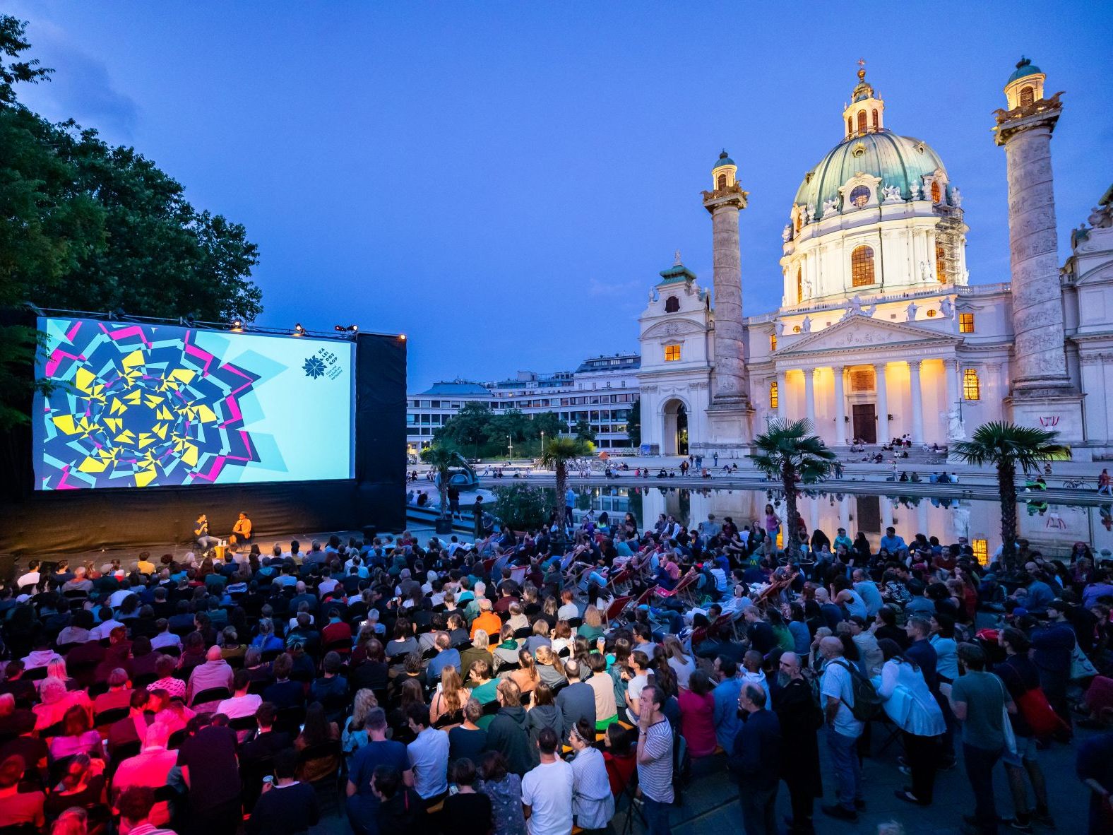 Beim Open Air Sommerkino Kaleidoskop am Wiener Karlsplatz gibt es freien Eintritt.
