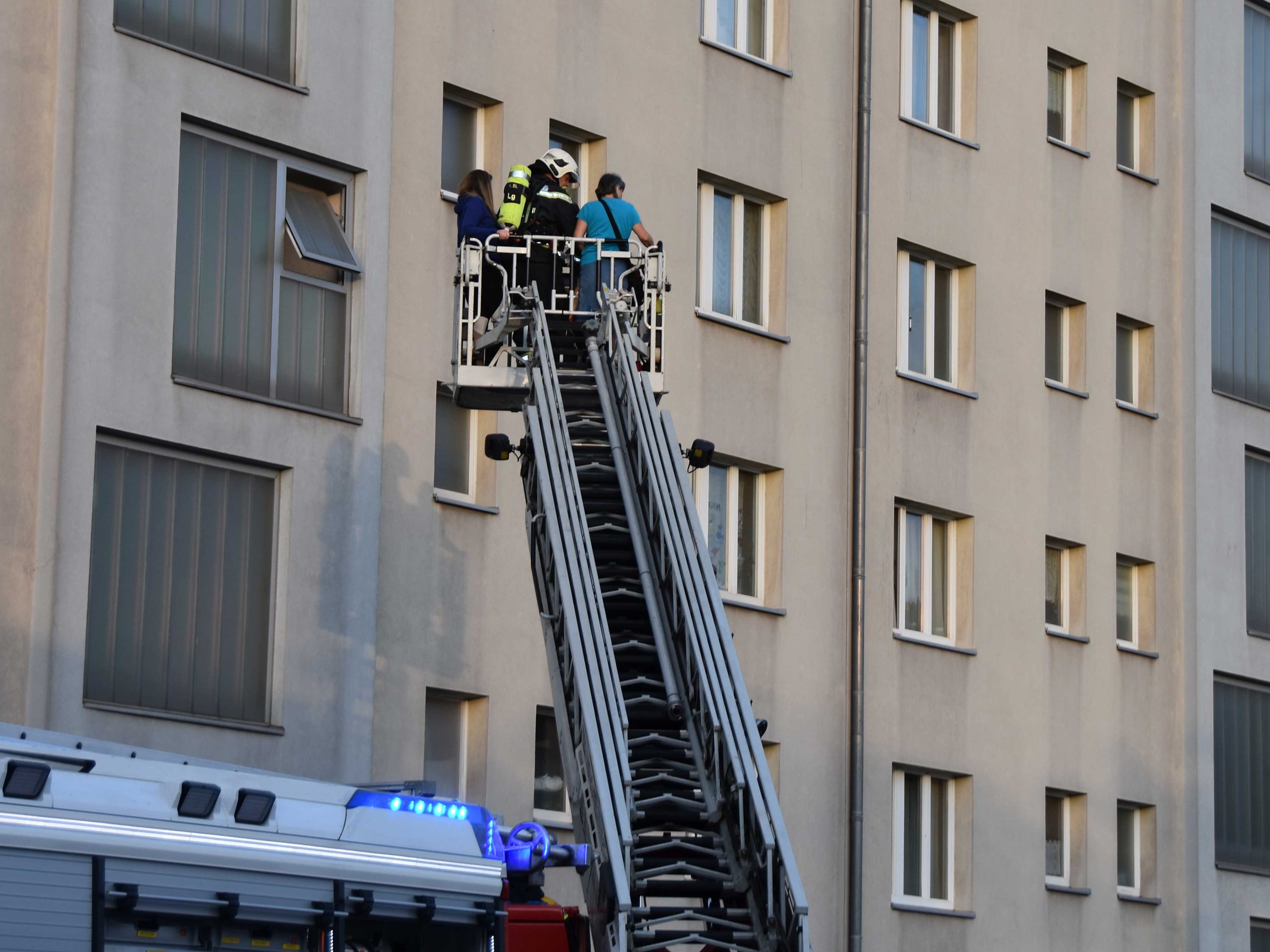 Die Feuerwehr der Stadt Wien rettete am Samstag 33 Personen vor den Flammen bei einem Zimmerbrand in Wien-Liesing. Die Feuerwehr der Stadt Wien rettete am Samstag 33 Personen vor den Flammen bei einem Zimmerbrand in Wien-Liesing.