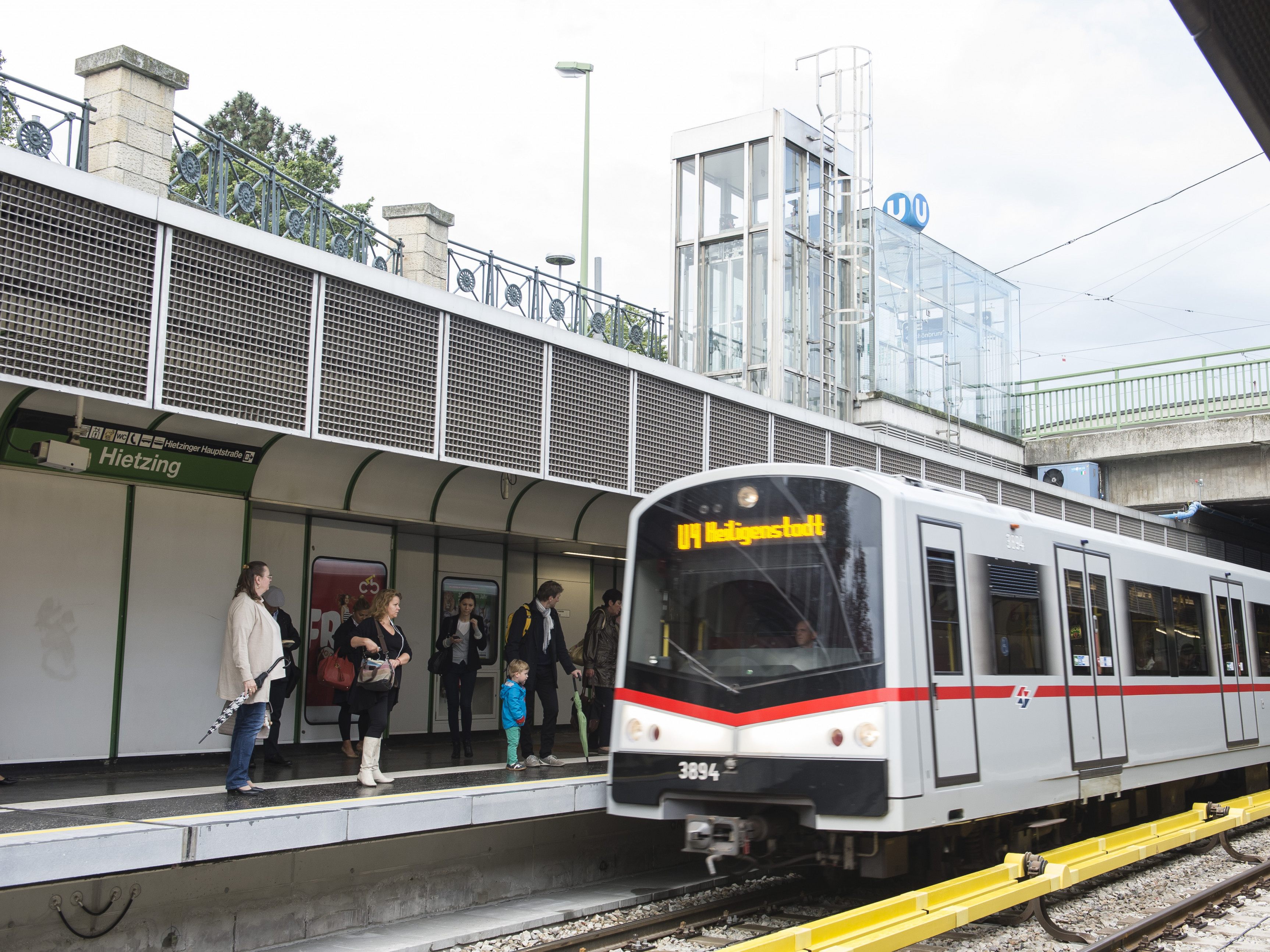 Laut Zeugen kletterte der Mann auf die U4-Gleise in der Station Hietzing hinunter. Laut Zeugen kletterte der Mann auf die U4-Gleise in der Station Hietzing hinunter.