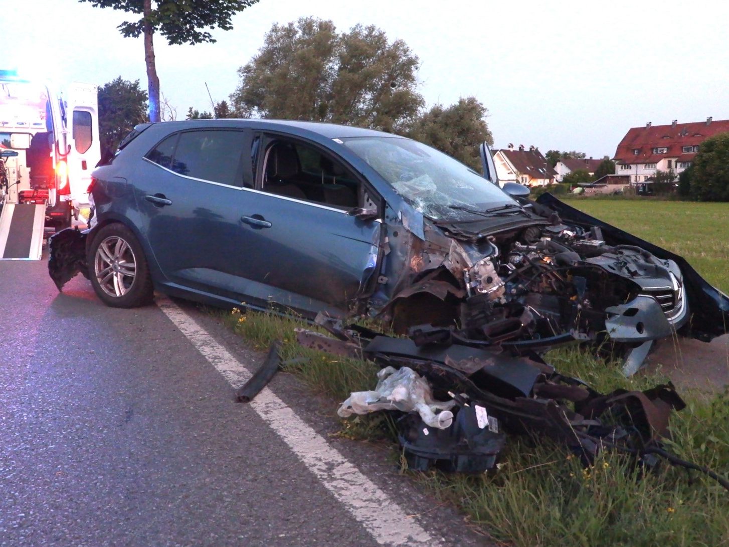 Die Schäden am Auto lassen auf einen heftigen Aufprall schließen.