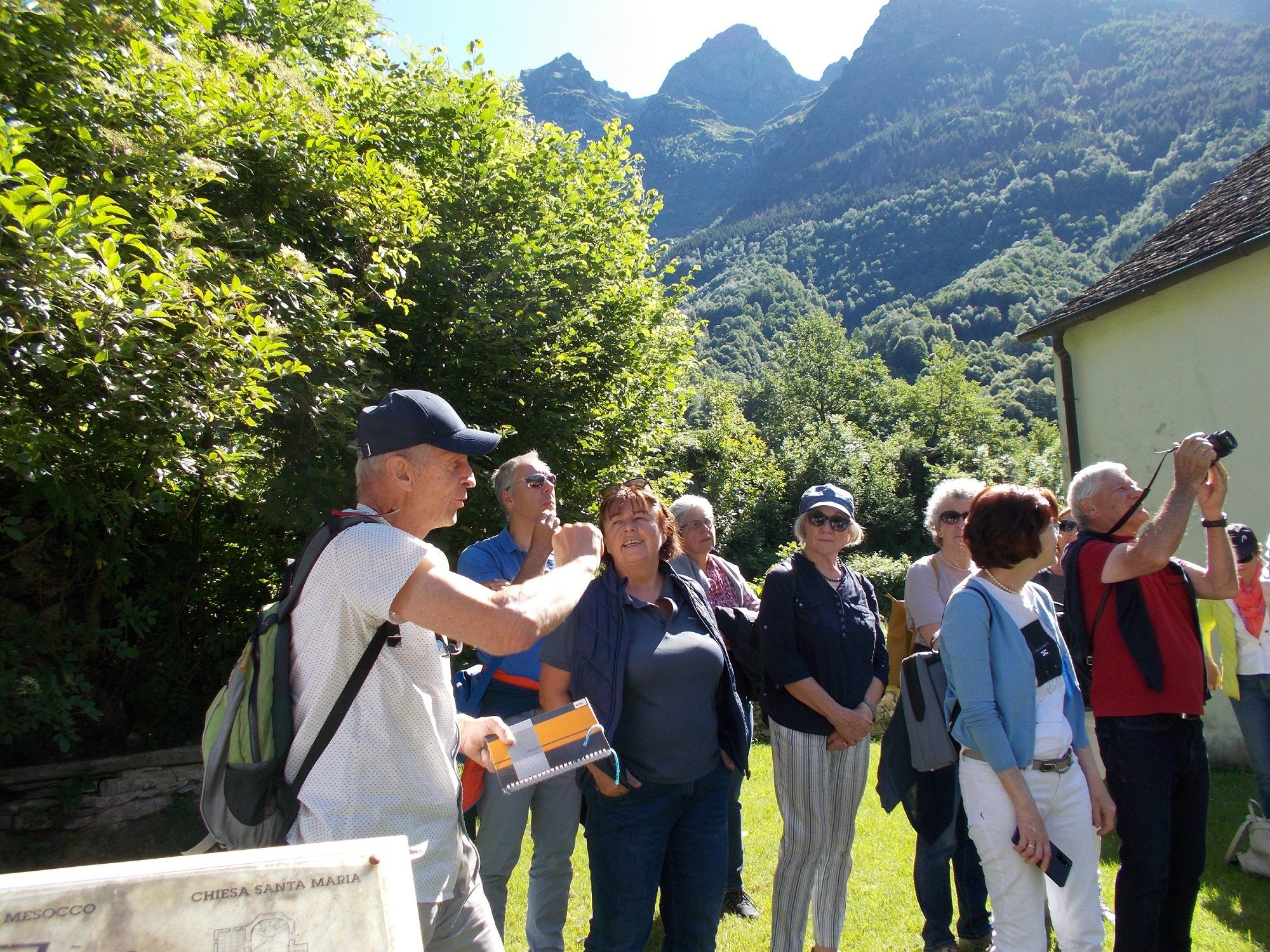 Rudi Hirnböck erläutert den interessierten Teilnehmern den geschichtlichen Ablauf der Burganlage in Mesocco Rudi Hirnböck erläutert den interessierten Teilnehmern den geschichtlichen Ablauf der Burganlage in Mesocco