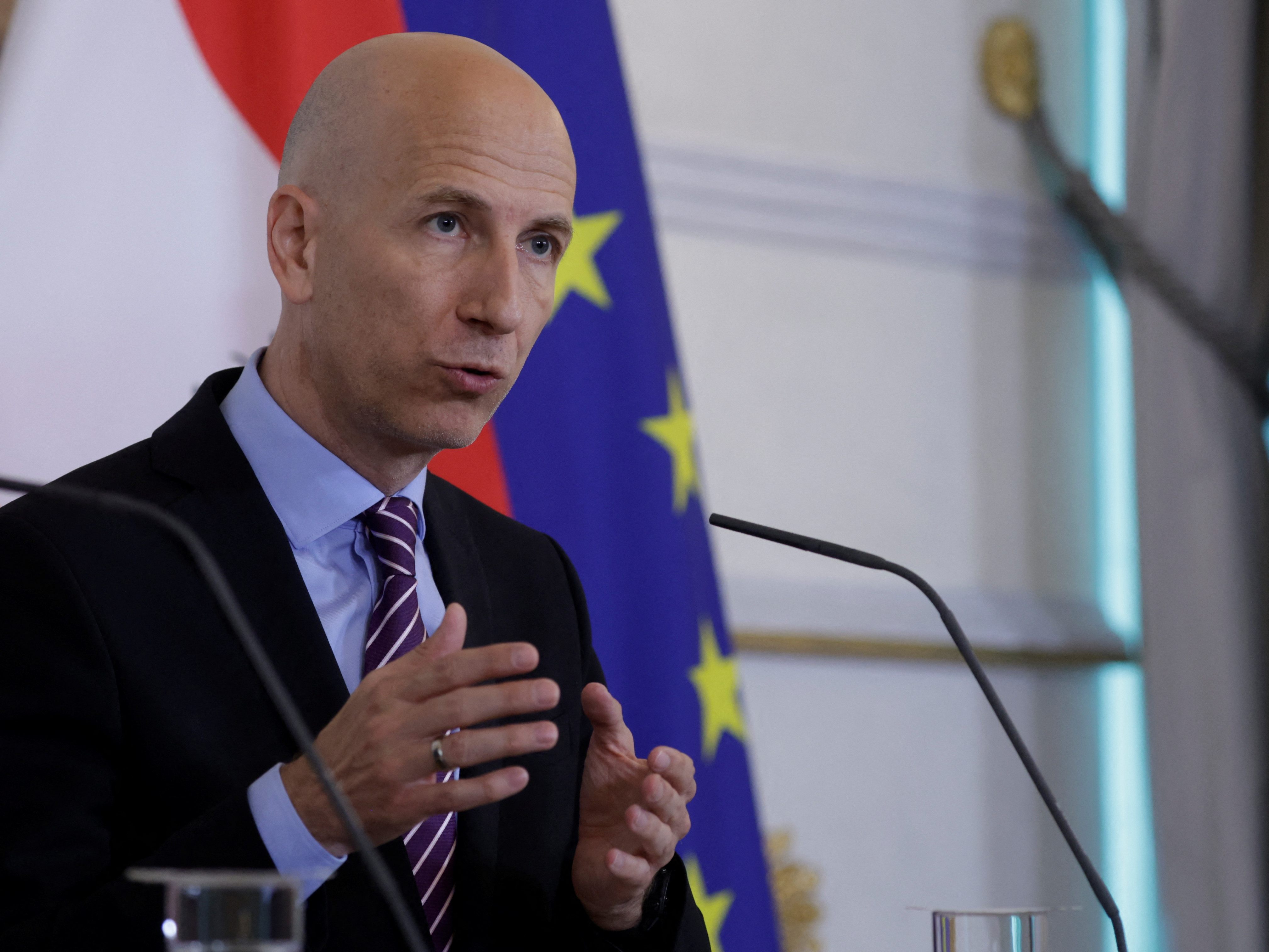 Laut Arbeitsminister Martin Kocher (ÖVP) gingen die Voranmeldungen zur Kurzarbeit in Österreich um über 45 Prozent zurück.
