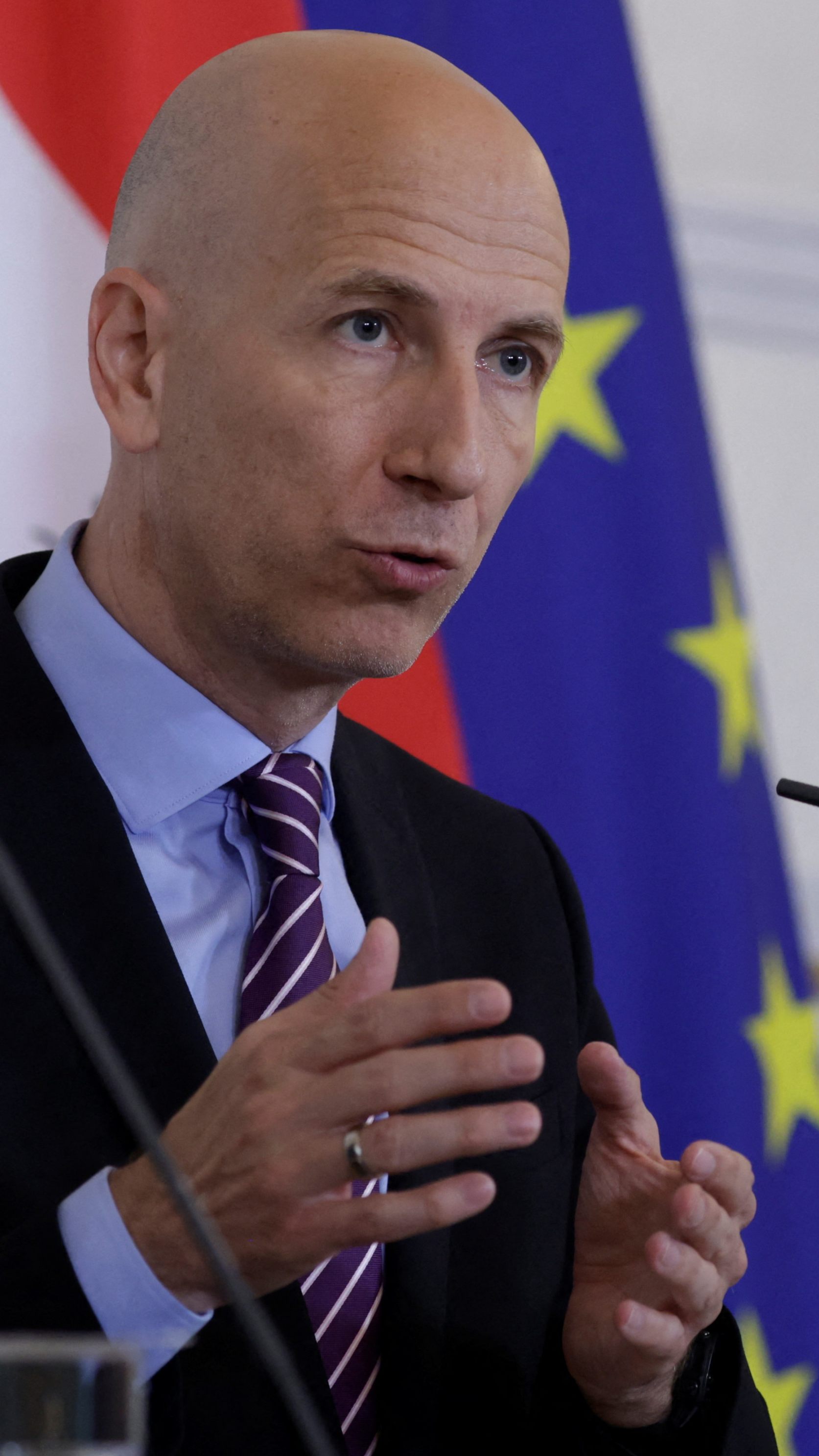 Laut Arbeitsminister Martin Kocher (ÖVP) gingen die Voranmeldungen zur Kurzarbeit in Österreich um über 45 Prozent zurück.