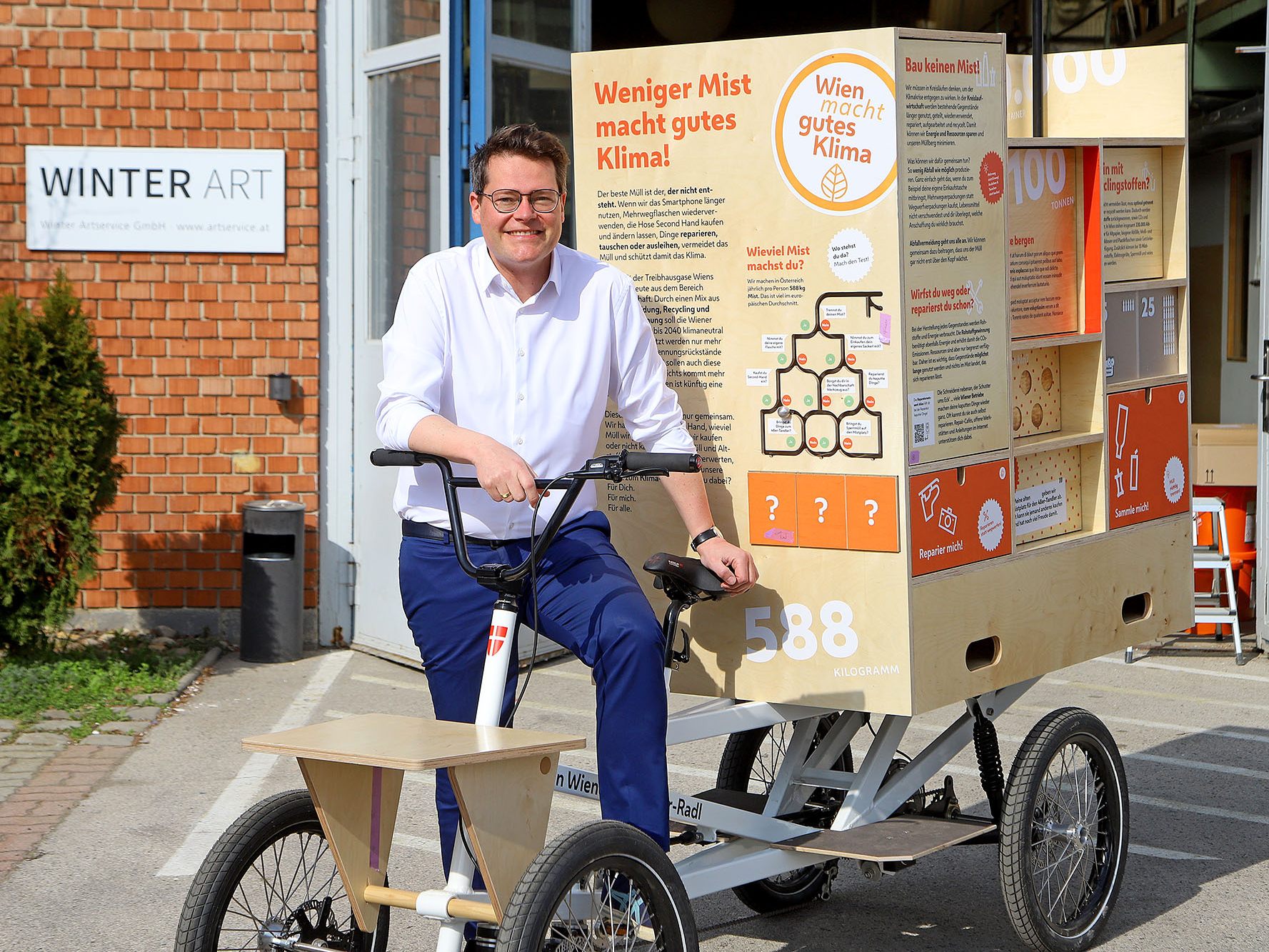 Klimastadtrat Jürgen Czernohorszky mit dem Wiener Klima-Tour Fahrrad. Klimastadtrat Jürgen Czernohorszky mit dem Wiener Klima-Tour Fahrrad.