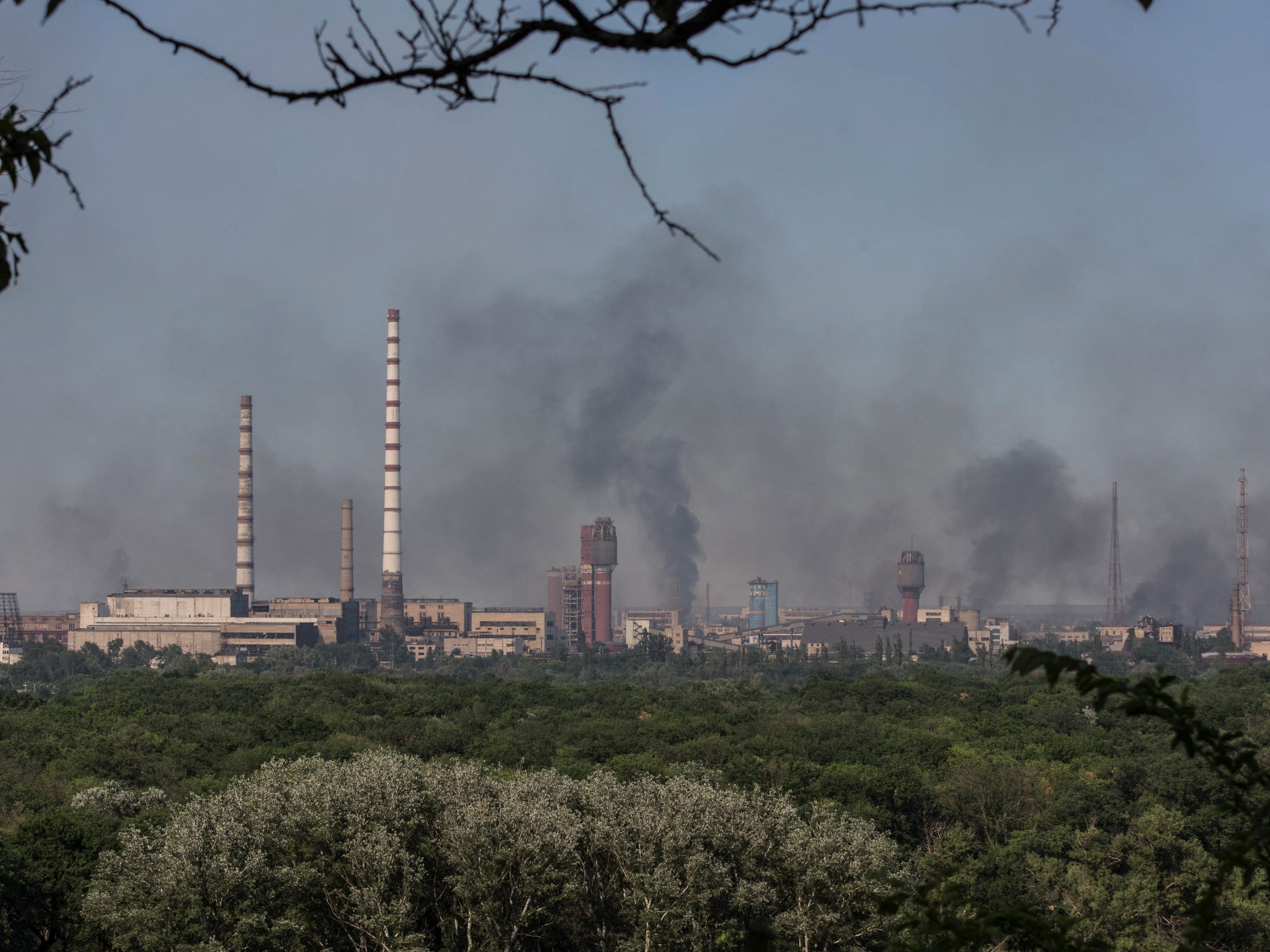 Rauch steigt auf, nach dem russischen Beschuss einer Chemiefabrik in Sjewjerodonezk im Osten der Ukraine. Rauch steigt auf, nach dem russischen Beschuss einer Chemiefabrik in Sjewjerodonezk im Osten der Ukraine.