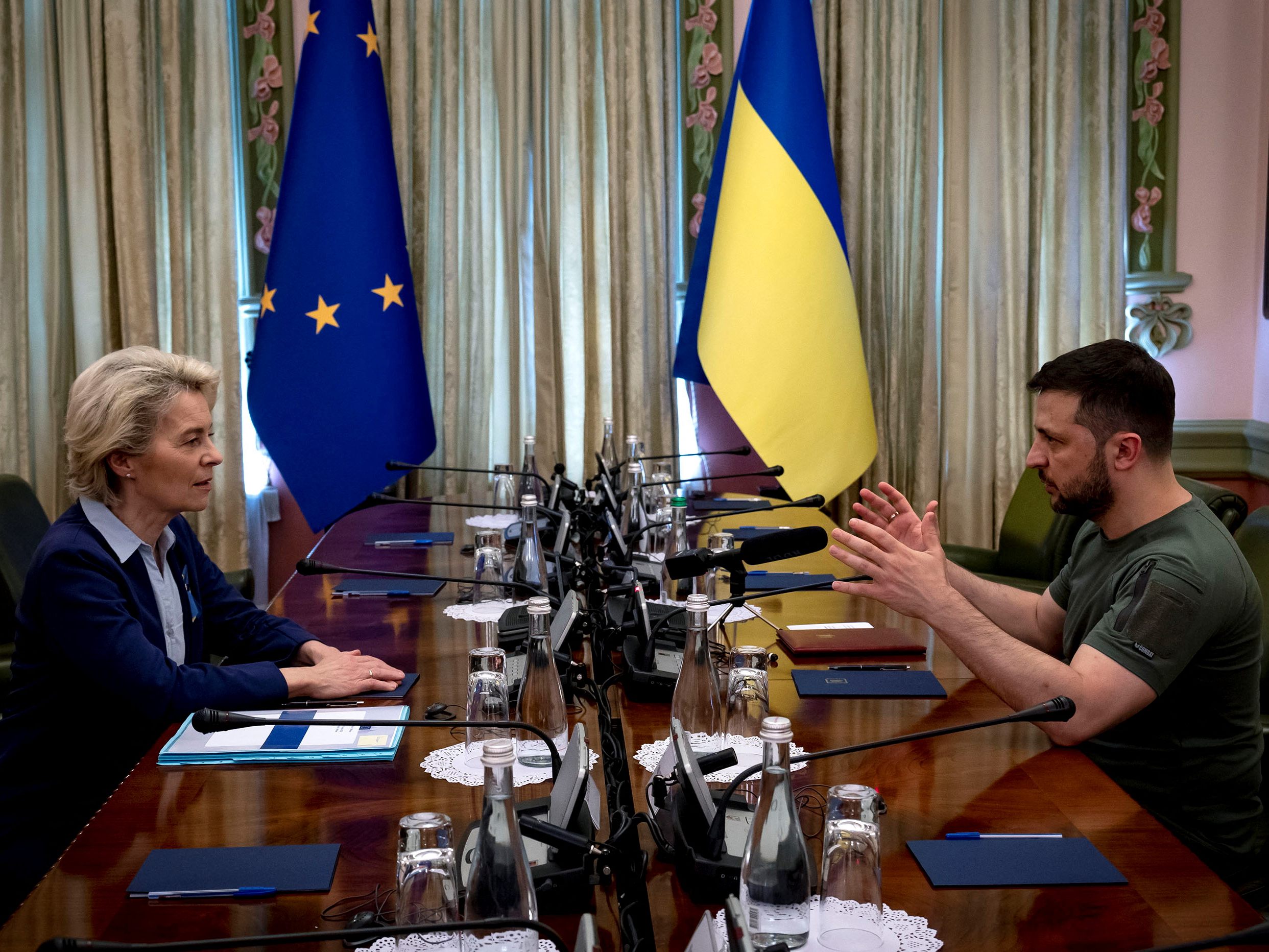 Von der Leyen und Selenskyj klärten beim Treffen in Kiew offene Fragen zum EU-Beitritt der Ukraine. Von der Leyen und Selenskyj klärten beim Treffen in Kiew offene Fragen zum EU-Beitritt der Ukraine.