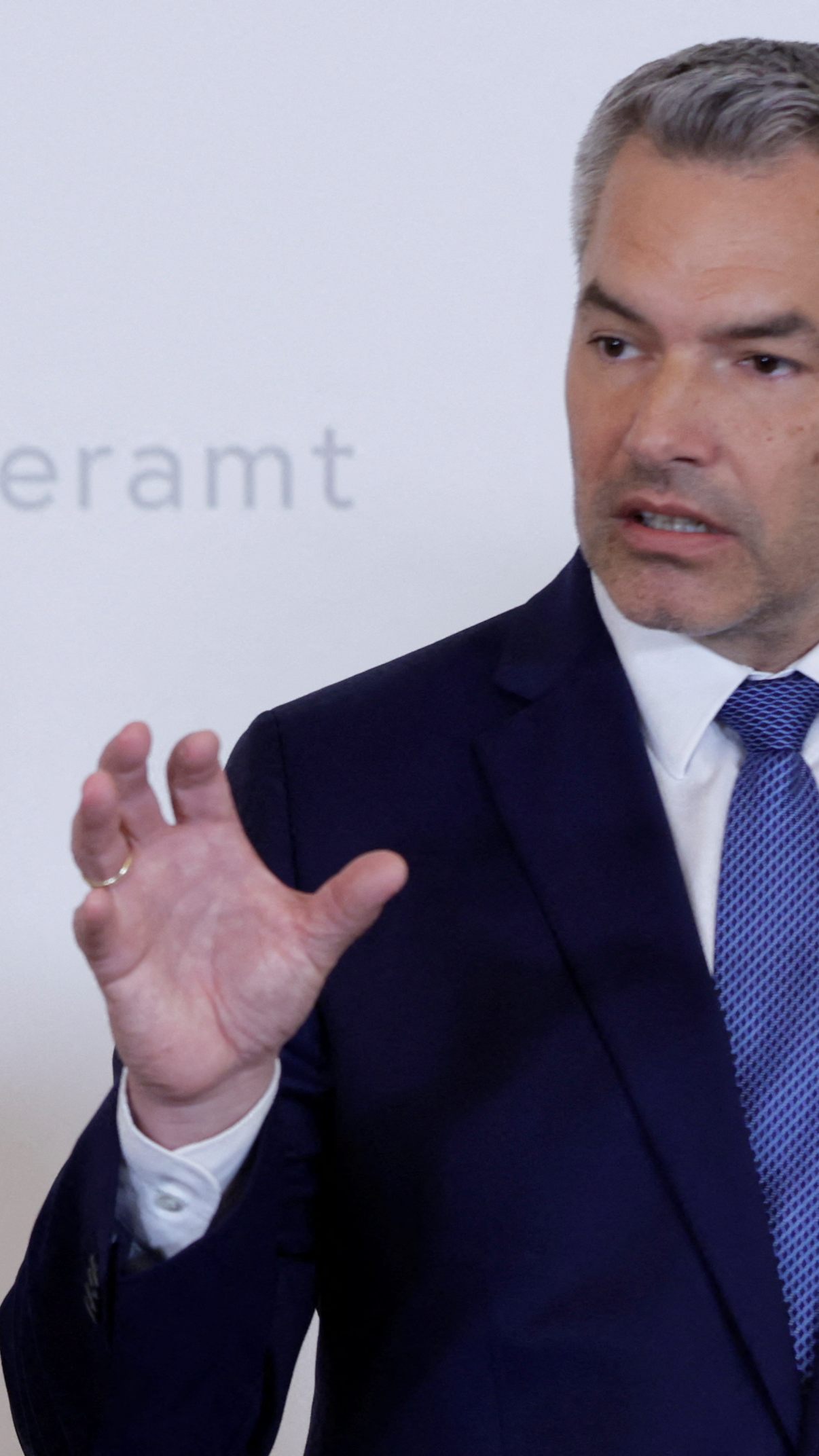 Karl Nehammer schließt MwSt.-Senkung auf Lebensmittel nicht aus.