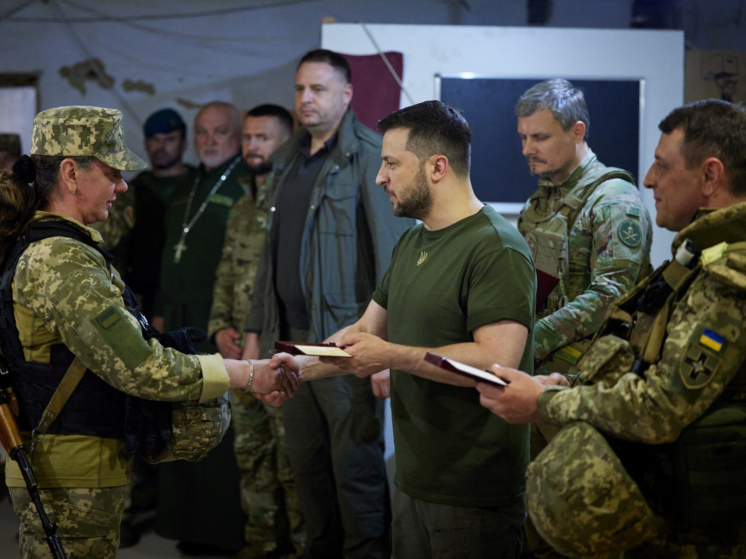 Der ukrainische Präsident Wolodymyr Selenskyj besuchte am Samstag eine Frontregion im Süden. Der ukrainische Präsident Wolodymyr Selenskyj besuchte am Samstag eine Frontregion im Süden.