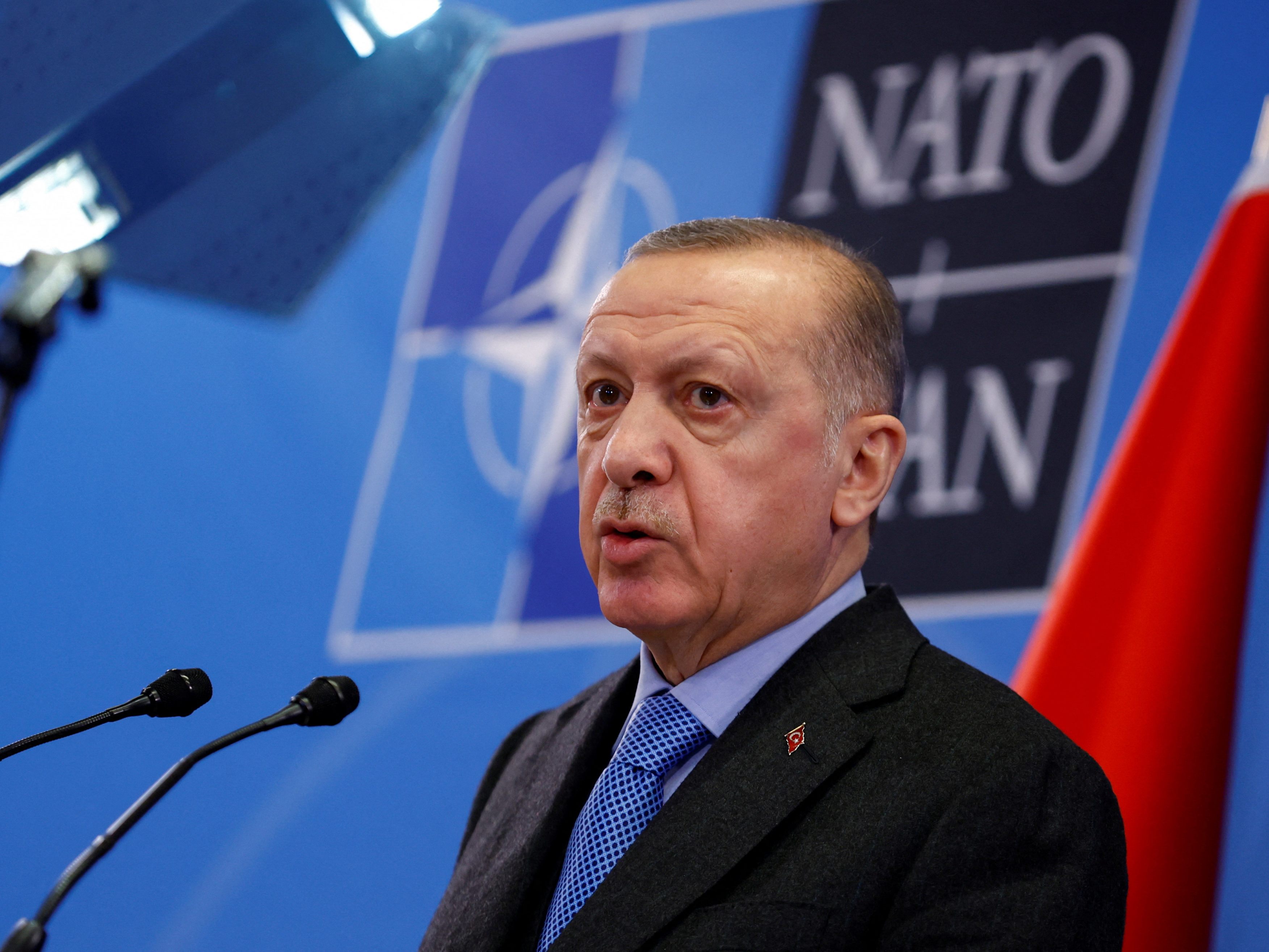Der türkische Präsident Erdogan trifft sich wegen des NATO-Beitritts mit dem finnischen Präsidenten und der schwedischen Regierungschefin. Der türkische Präsident Erdogan trifft sich wegen des NATO-Beitritts mit dem finnischen Präsidenten und der schwedischen Regierungschefin.