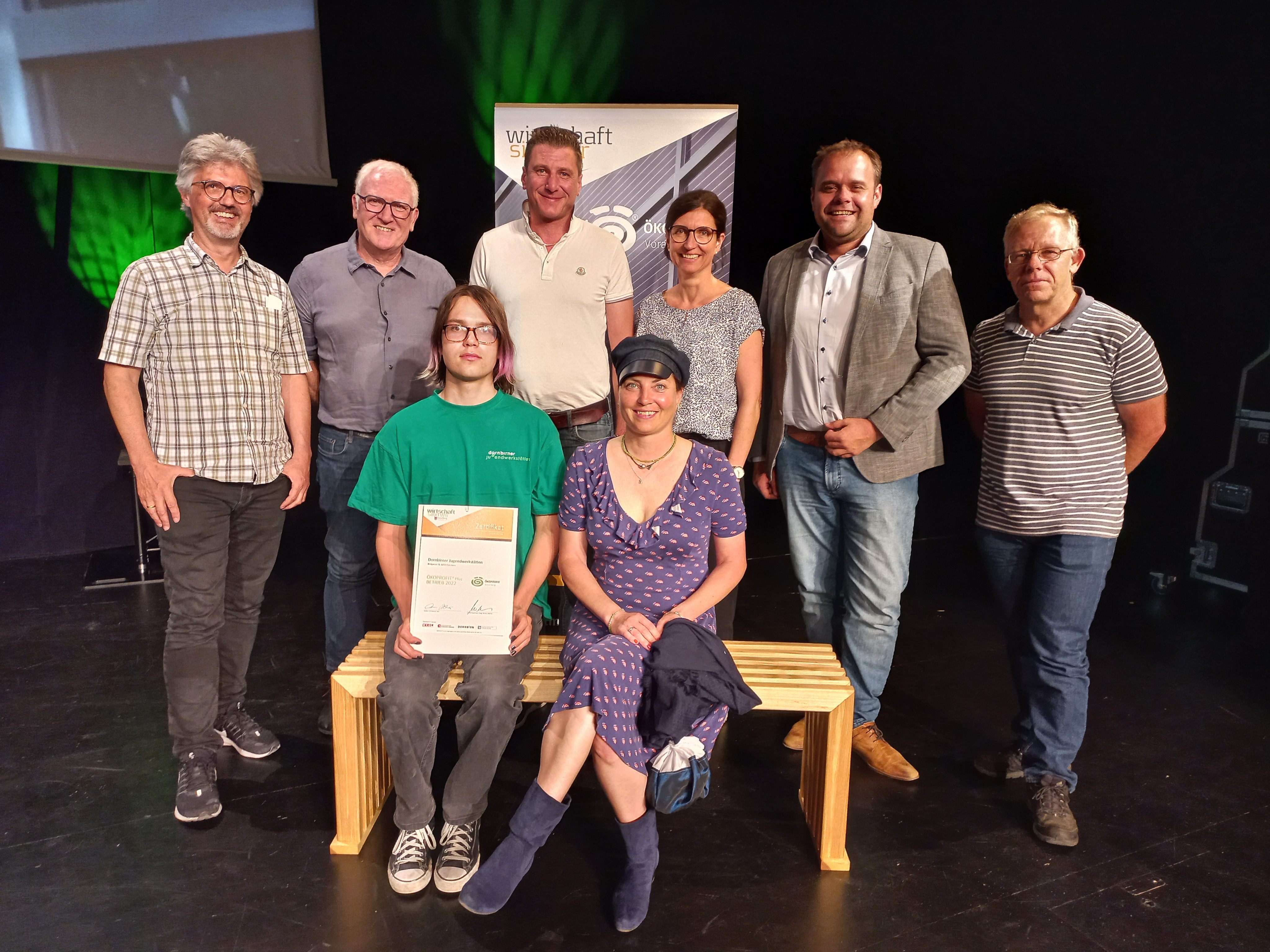 Foto, v.l.n.r.: Elmar Luger, Wolfgang Steiner (DJW Ökoprofitberater), Christoph Winder, Birgit Bernhard, Vizebgm. Markus Fäßler, Gerhard Ölz (Stadt Dornbirn, sitzend: Aram Rusch, Katharina Bechter. Foto, v.l.n.r.: Elmar Luger, Wolfgang Steiner (DJW Ökoprofitberater), Christoph Winder, Birgit Bernhard, Vizebgm. Markus Fäßler, Gerhard Ölz (Stadt Dornbirn, sitzend: Aram Rusch, Katharina Bechter.