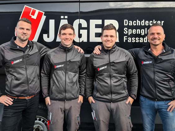 v.l.n.r. Prokurist Thomas Jäger, Patrick Jäger, Michael Jäger, mit dem stolzen Vater Michael Jäger sen., v.l.n.r. Prokurist Thomas Jäger, Patrick Jäger, Michael Jäger, mit dem stolzen Vater Michael Jäger sen.,