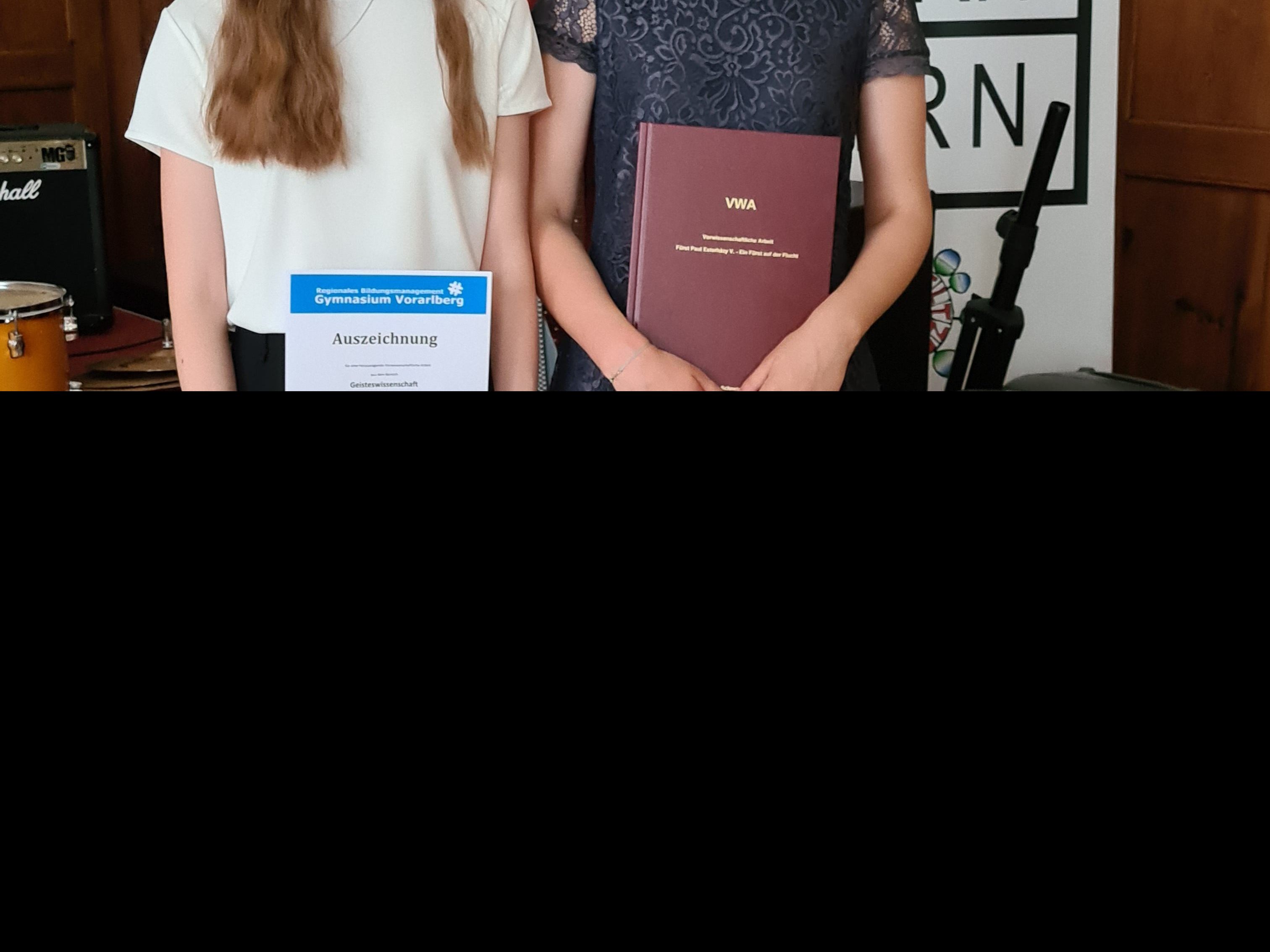 Johanna Bösch und Julia Schneider freuen sich über ihre Auszeichnungen Johanna Bösch und Julia Schneider freuen sich über ihre Auszeichnungen