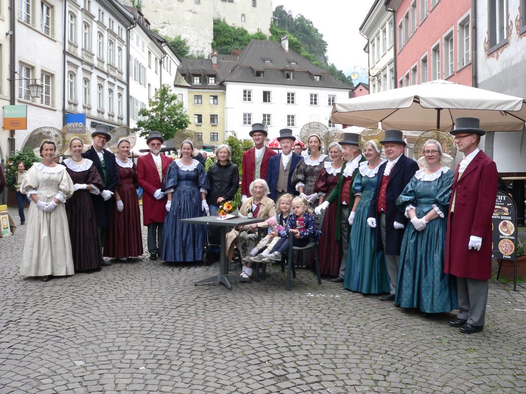 TG Feldkirch und die Jubilarin Edith Mark beim Auftanz in der Neustadt